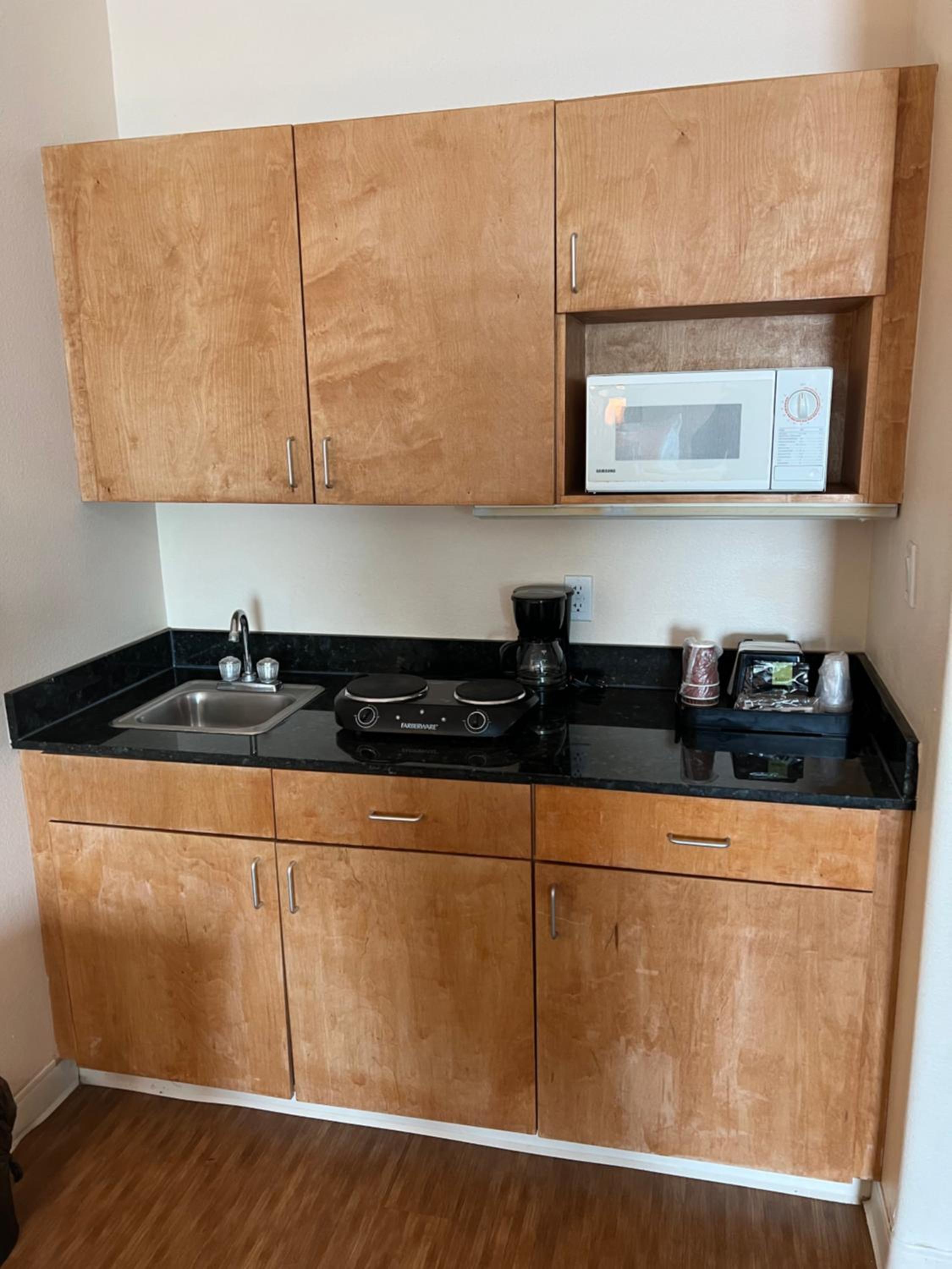 Deluxe Queen with Kitchenette and Sofa Bed - Photo 16