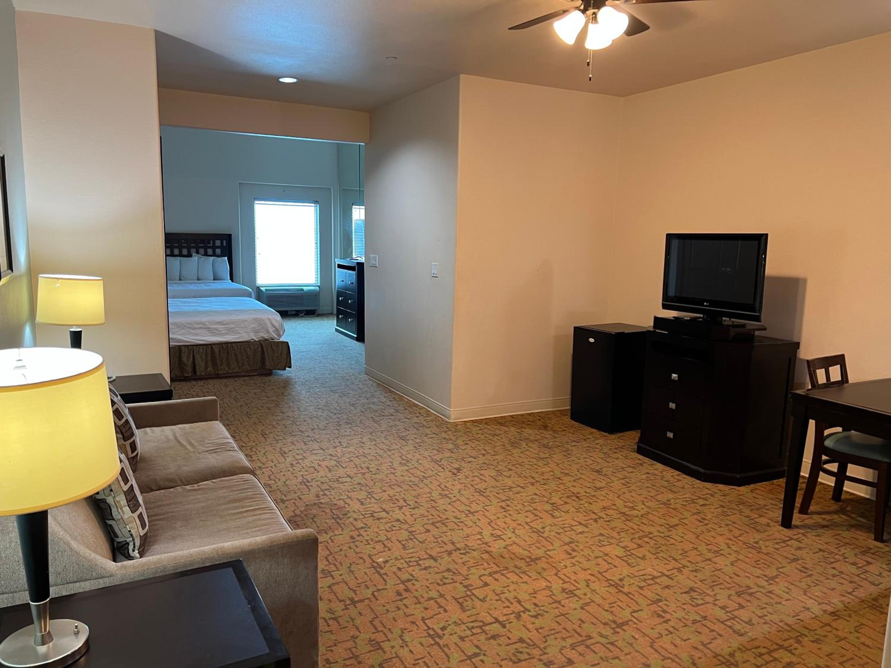 Deluxe Queen with Kitchenette and Sofa Bed - Photo 19
