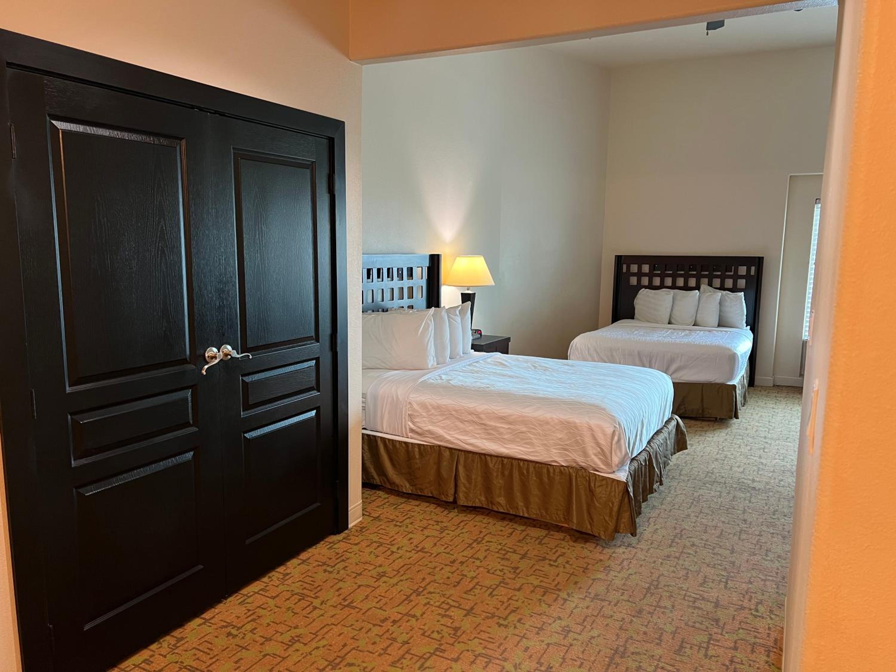 Deluxe Queen with Kitchenette and Sofa Bed - Photo 18