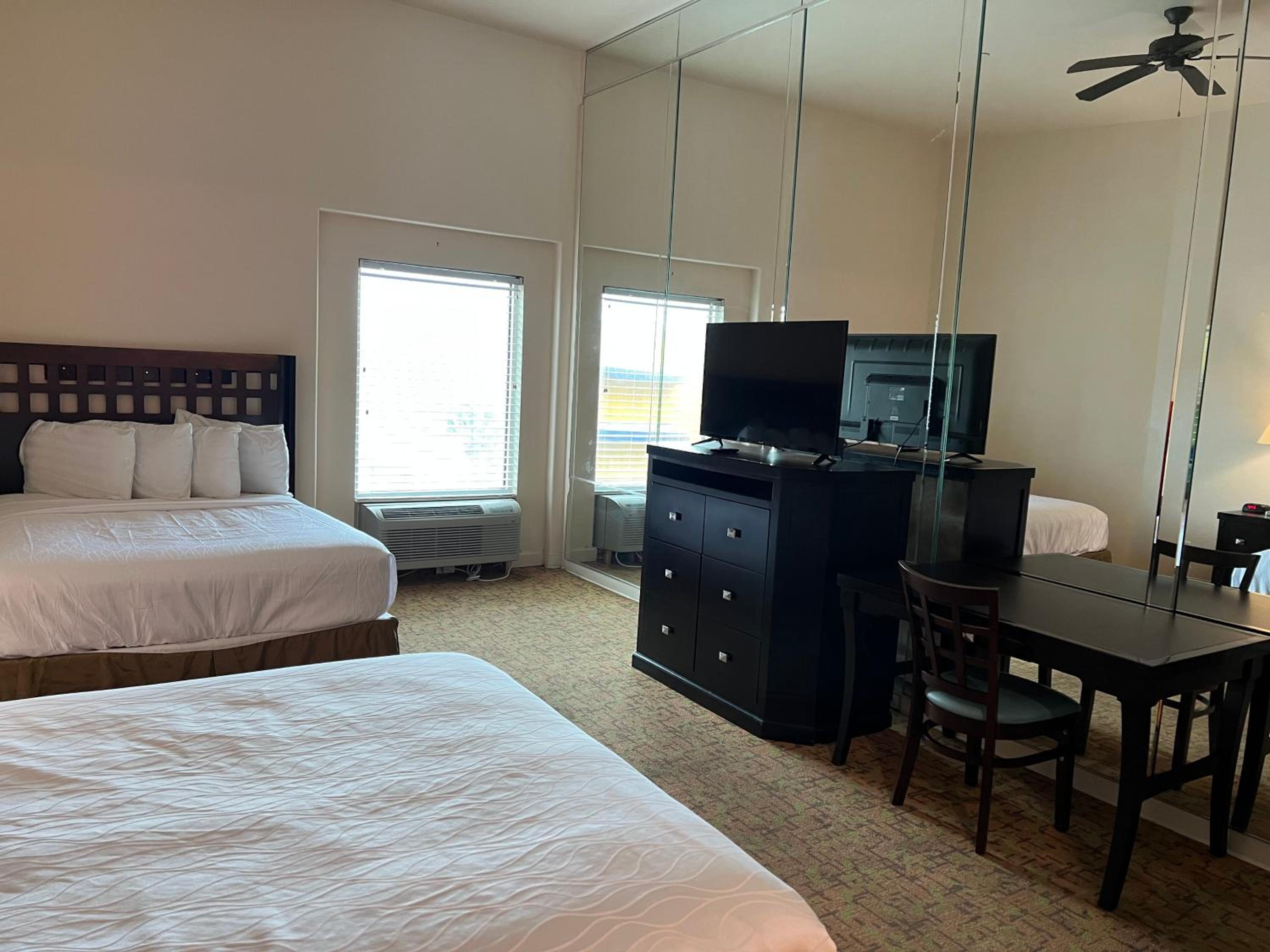 Deluxe Queen with Kitchenette and Sofa Bed - Photo 20