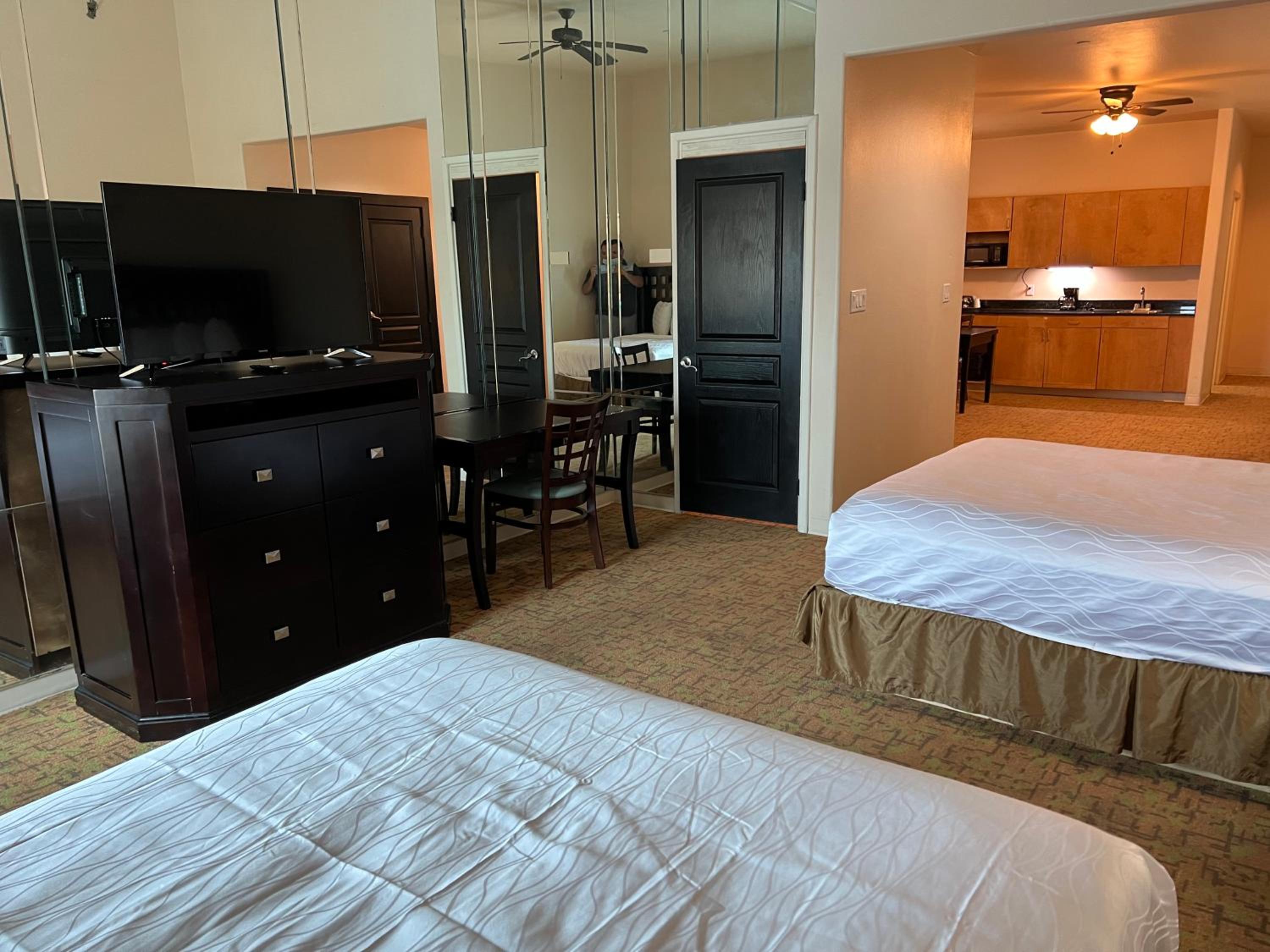 Deluxe Queen with Kitchenette and Sofa Bed - Photo 24