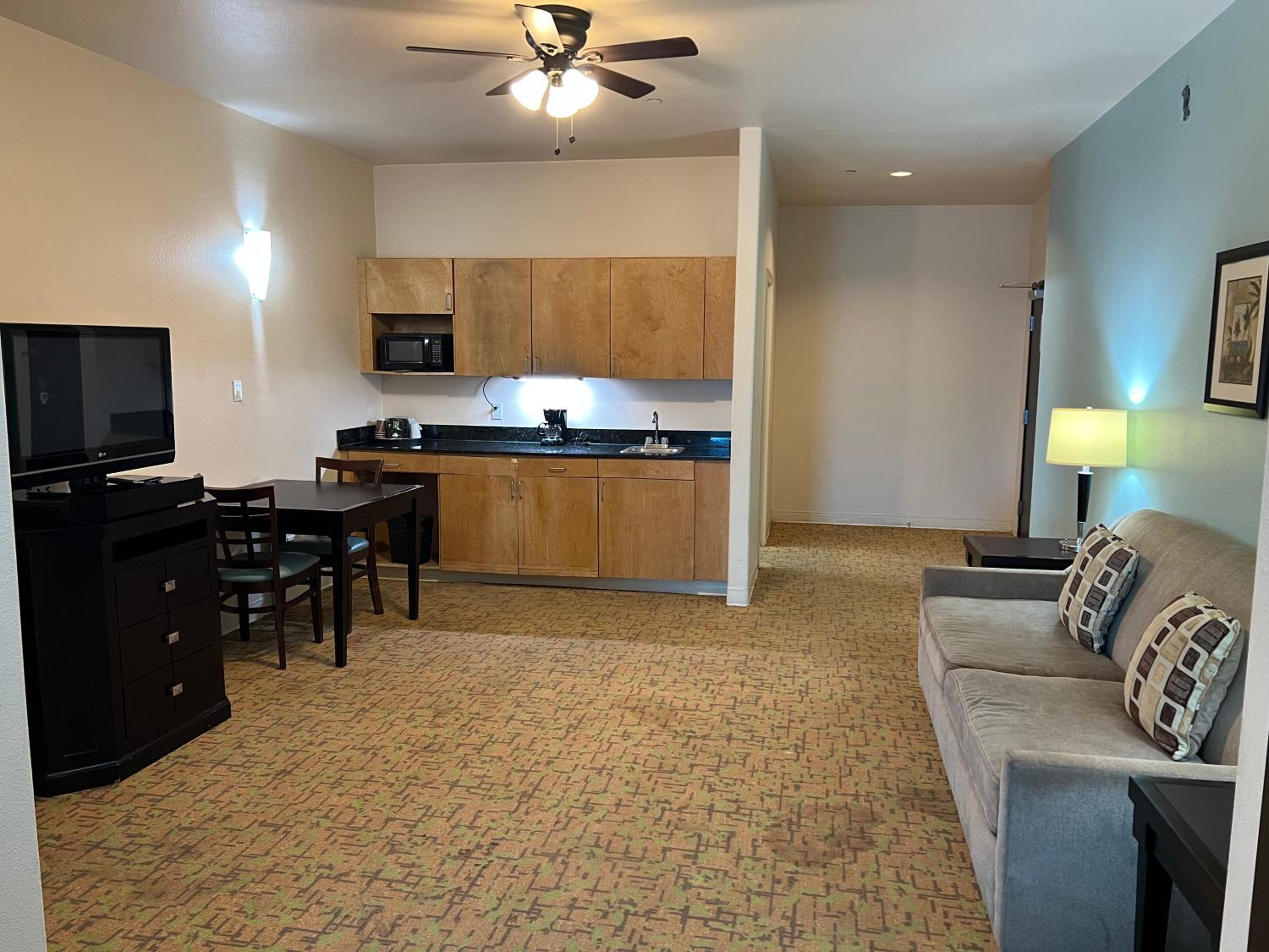 Deluxe Queen with Kitchenette and Sofa Bed - Photo 22