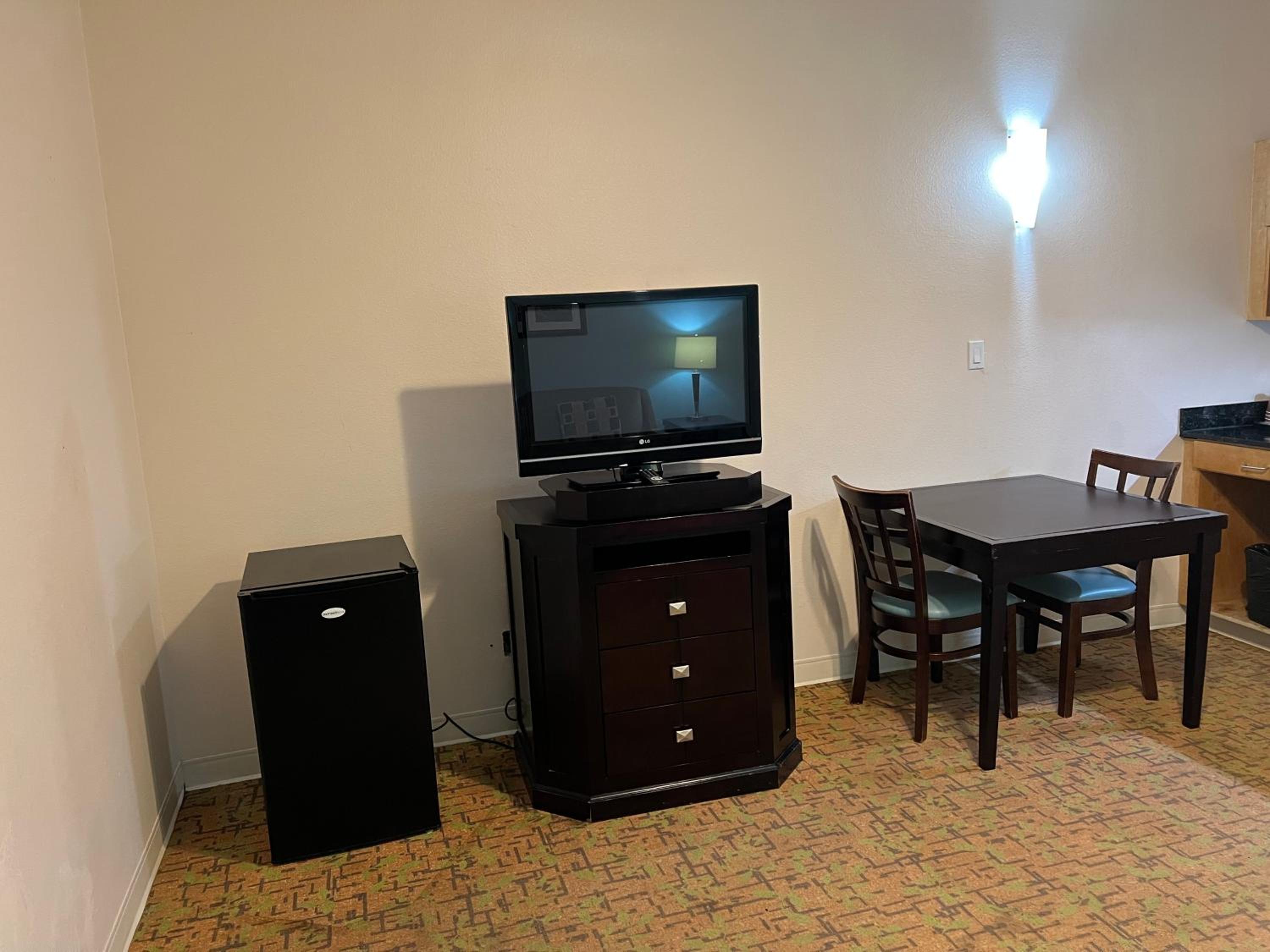 Deluxe Queen with Kitchenette and Sofa Bed - Photo 23