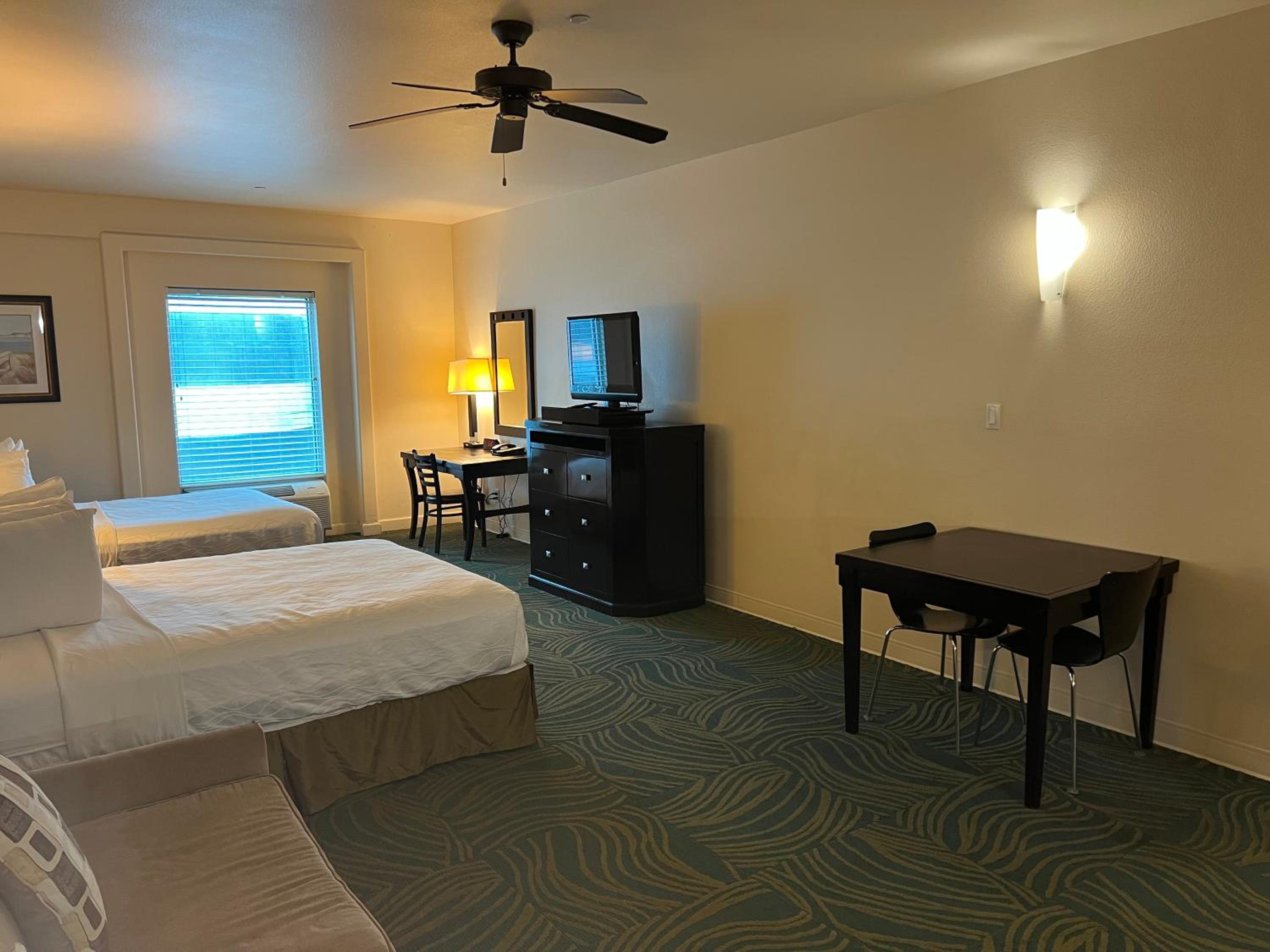 Queen Suite with Two Queen Beds and Sofa Bed - Photo 10