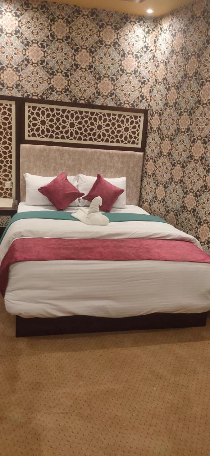 Deluxe Single Room thumbnail 6