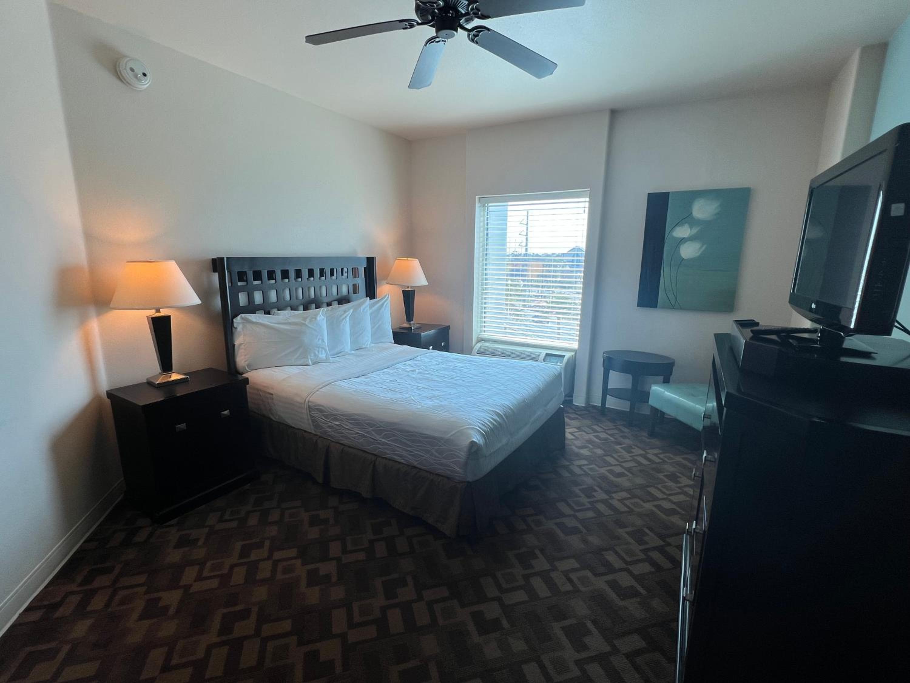 Queen Suite with Sofa Bed - Photo 1