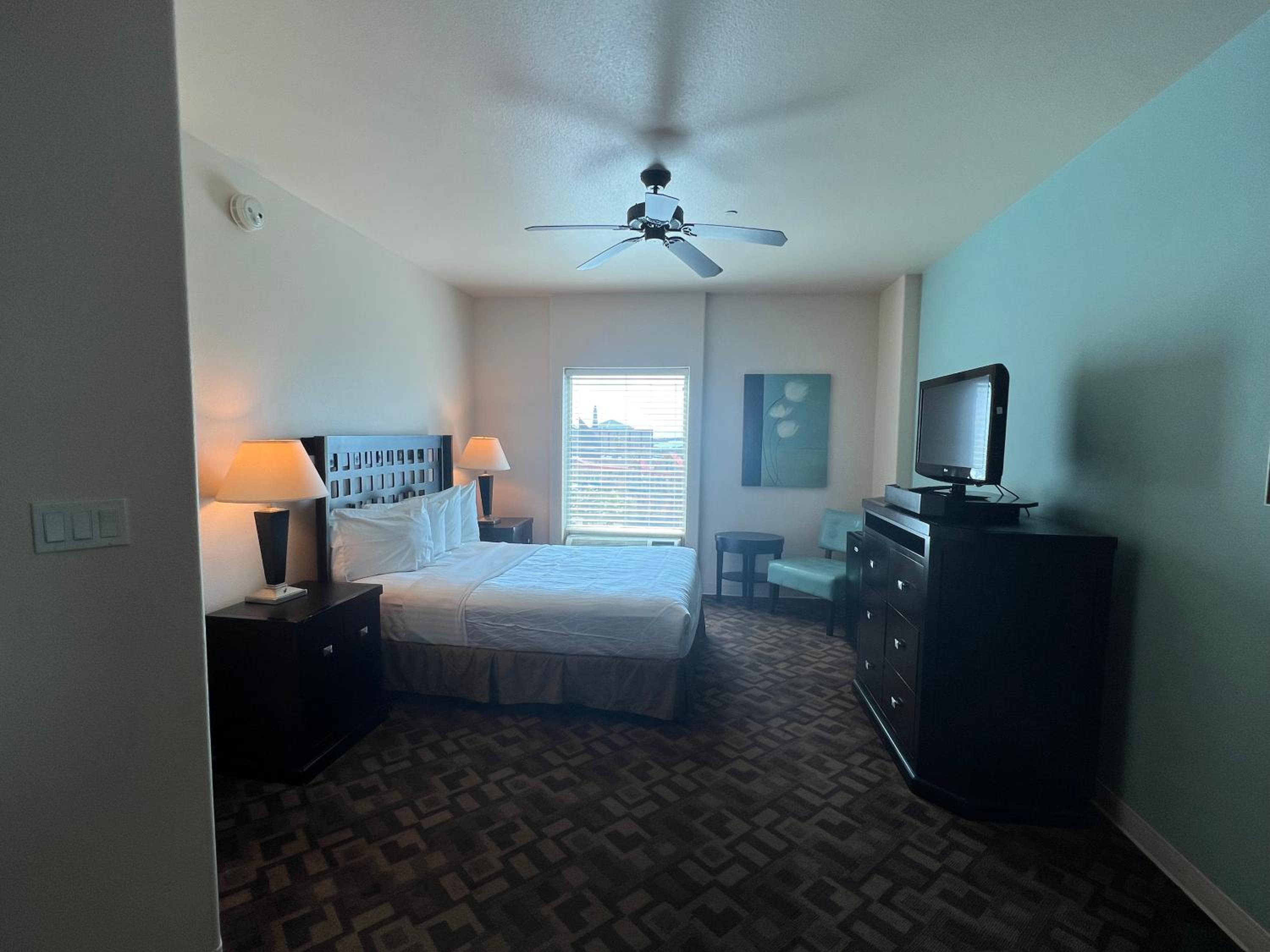Queen Suite with Sofa Bed - Photo 2
