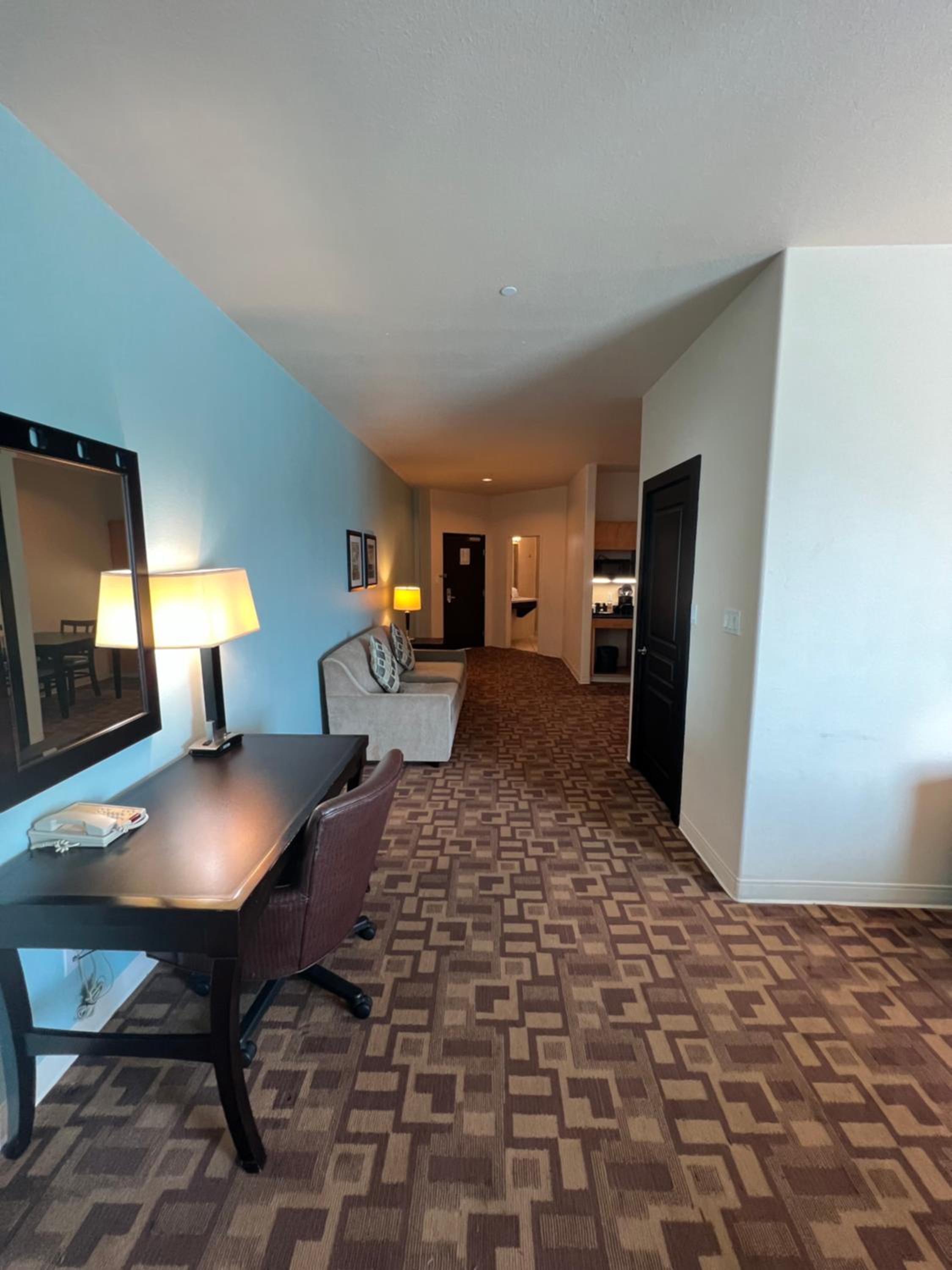 Queen Suite with Sofa Bed - Photo 3