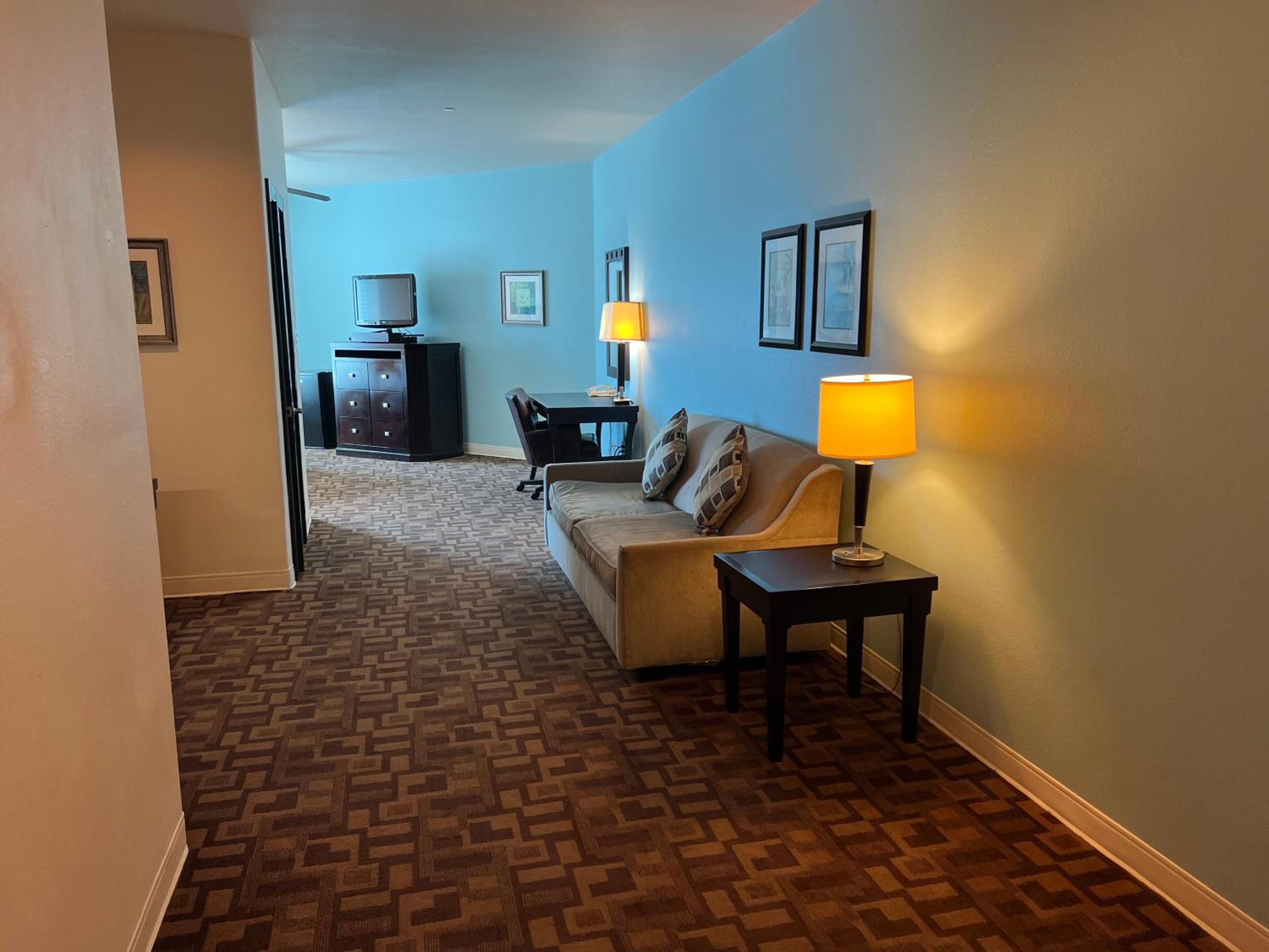 Queen Suite with Sofa Bed - Photo 5
