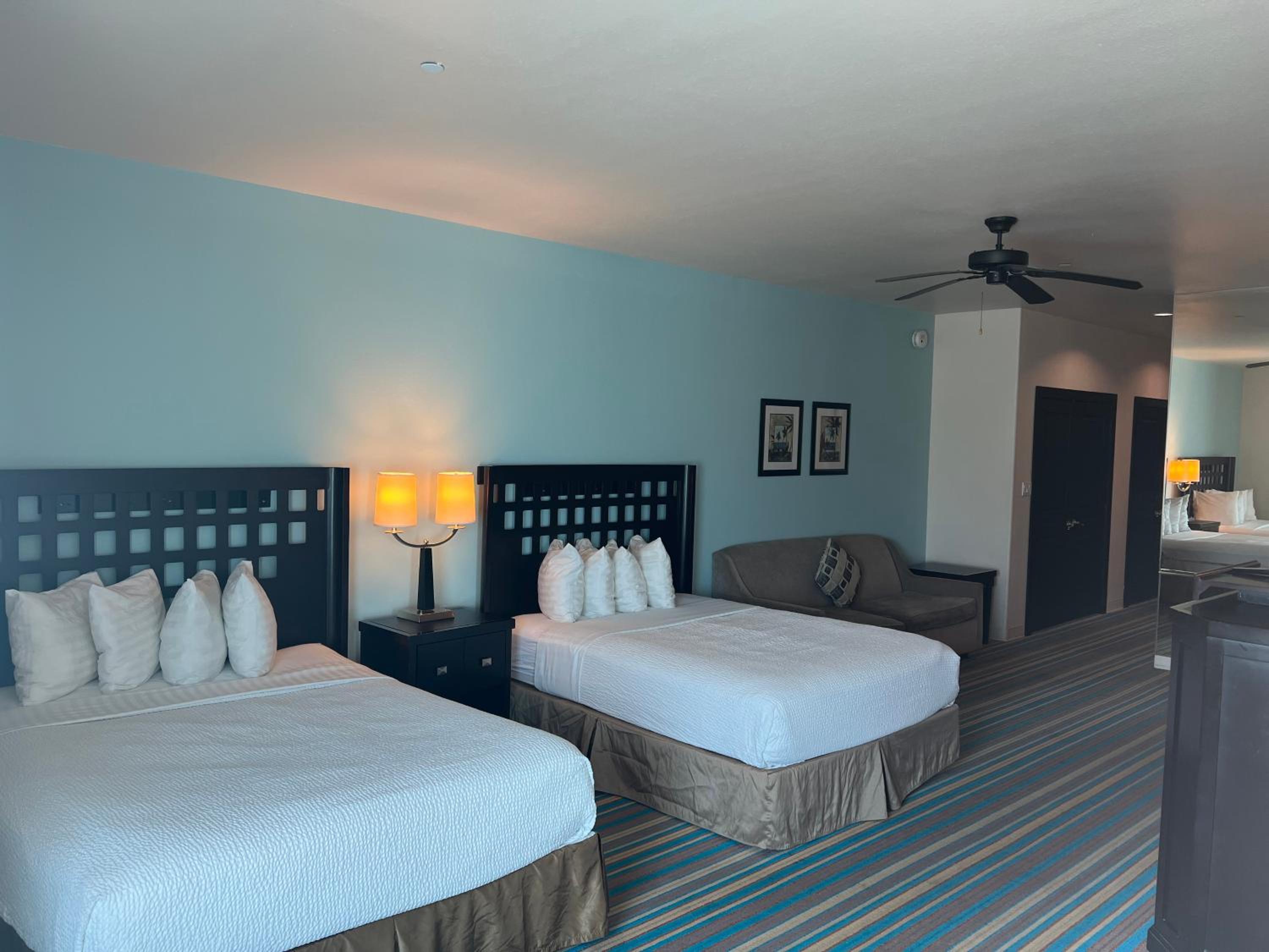 Queen Suite with Two Queen Beds and Sofa Bed - Photo 3