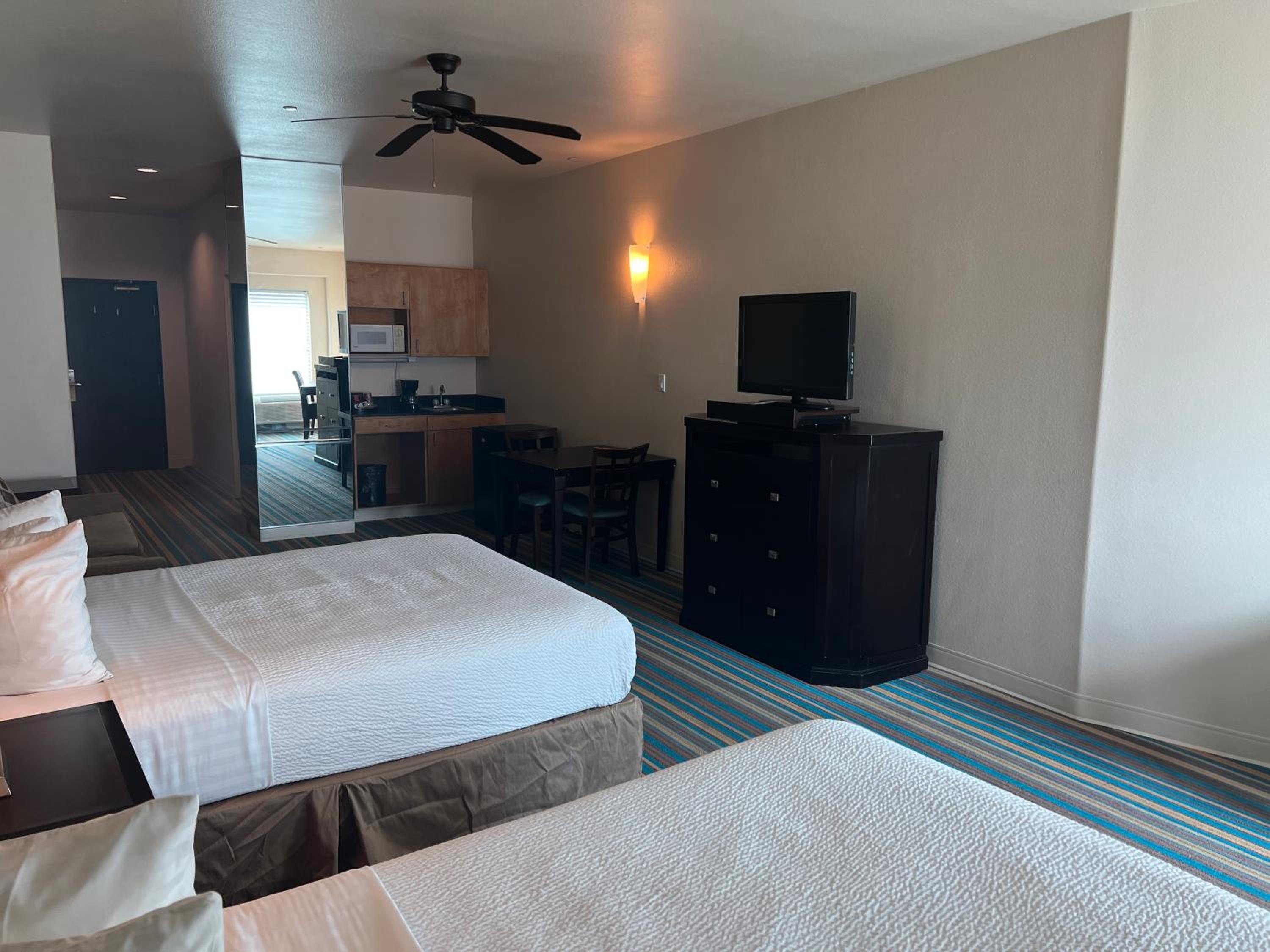 Queen Suite with Two Queen Beds and Sofa Bed - Photo 4