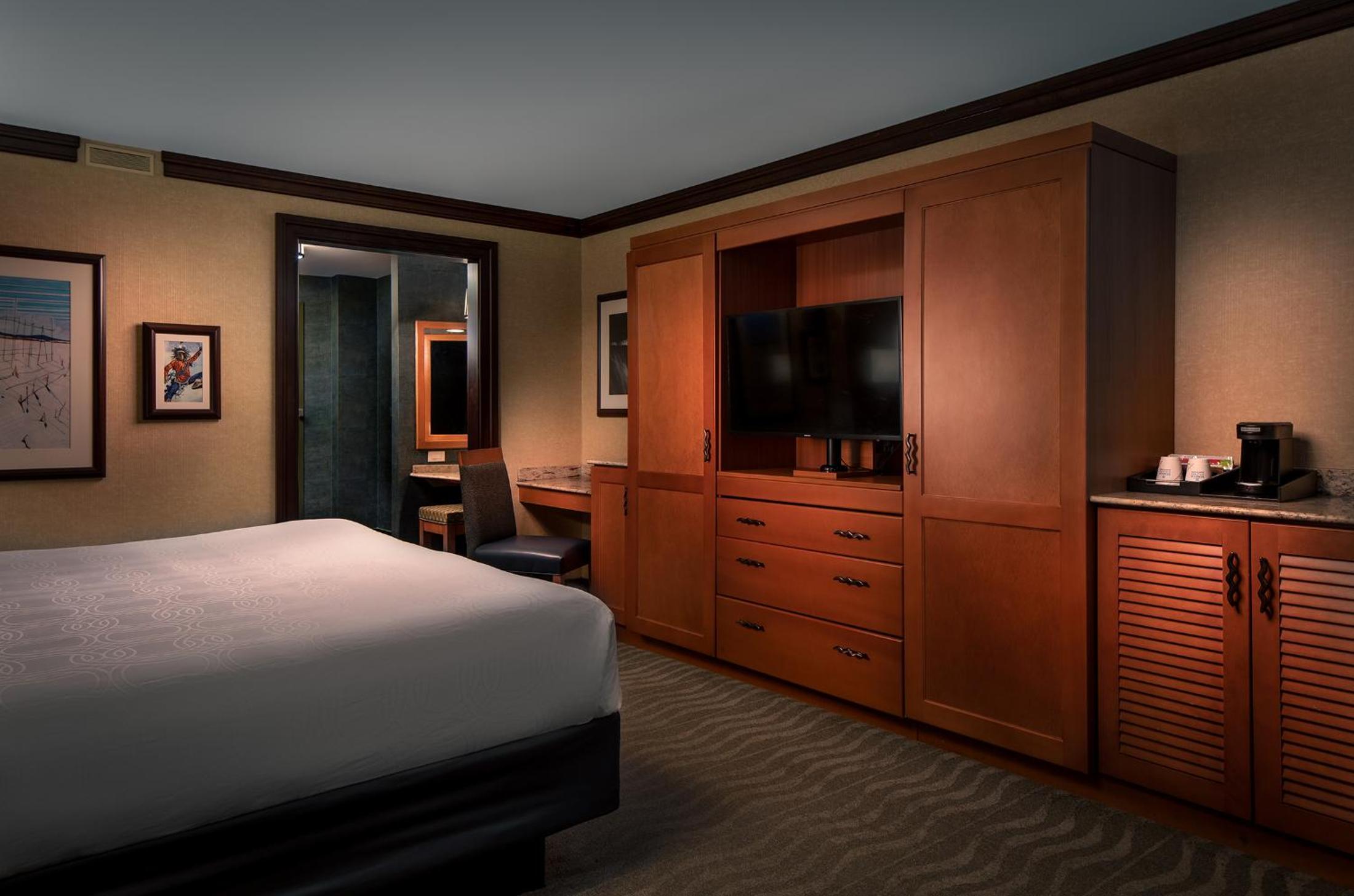 Deluxe Room with King Bed Nonsmoking - Photo 3