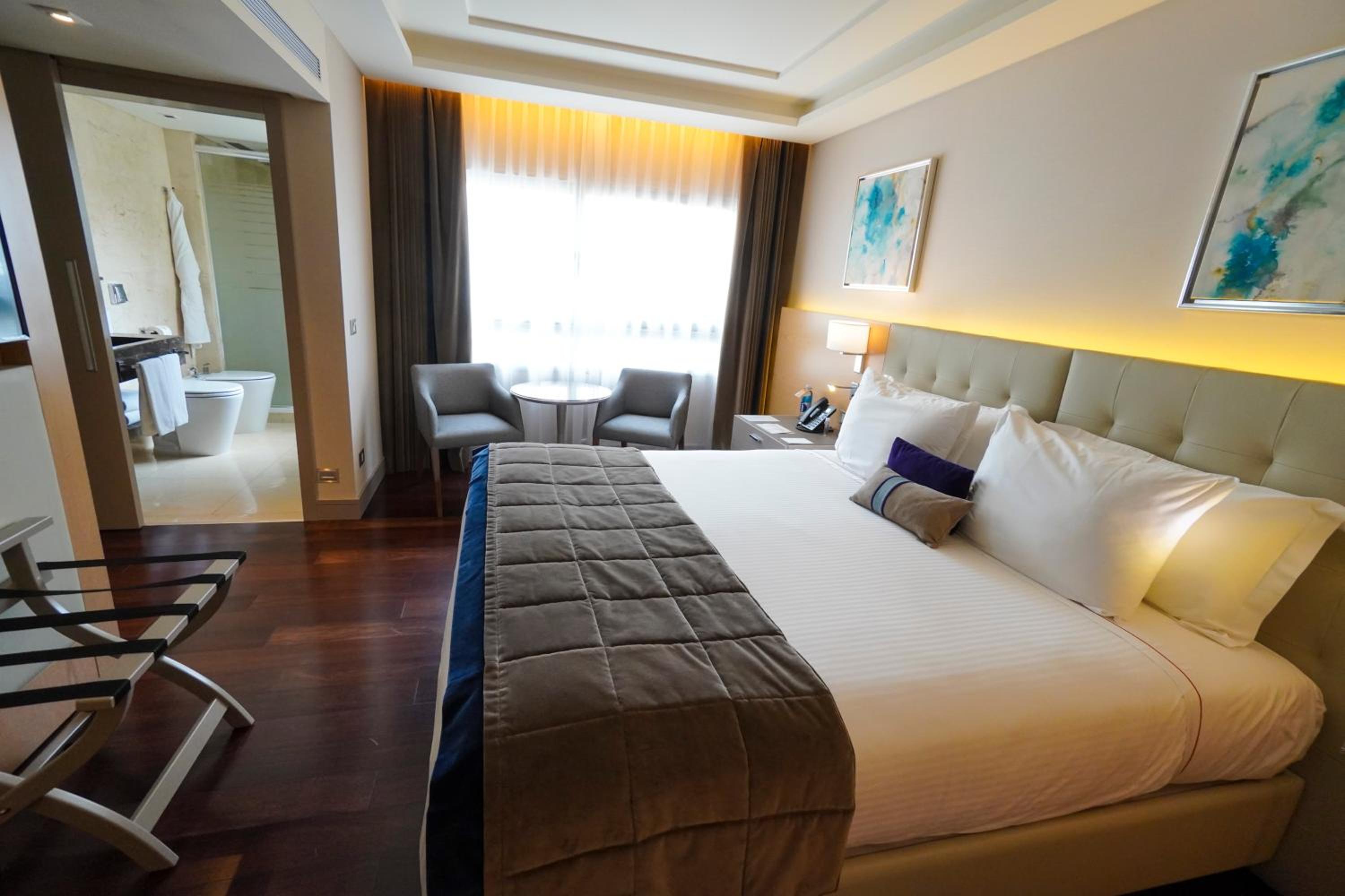 Superior King Room thumbnail 6