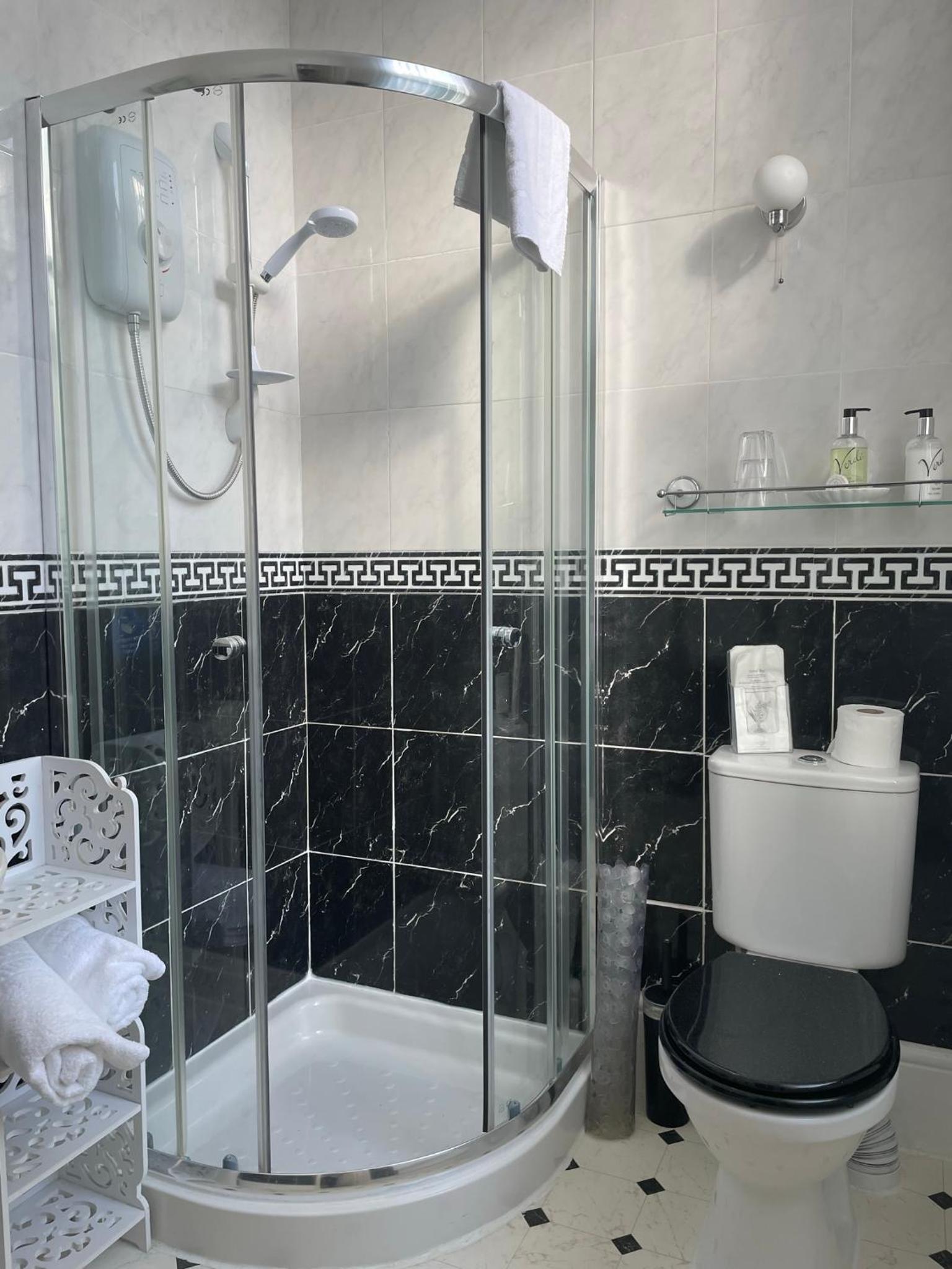 Self-catering en-suite family room for 3 - Photo 6