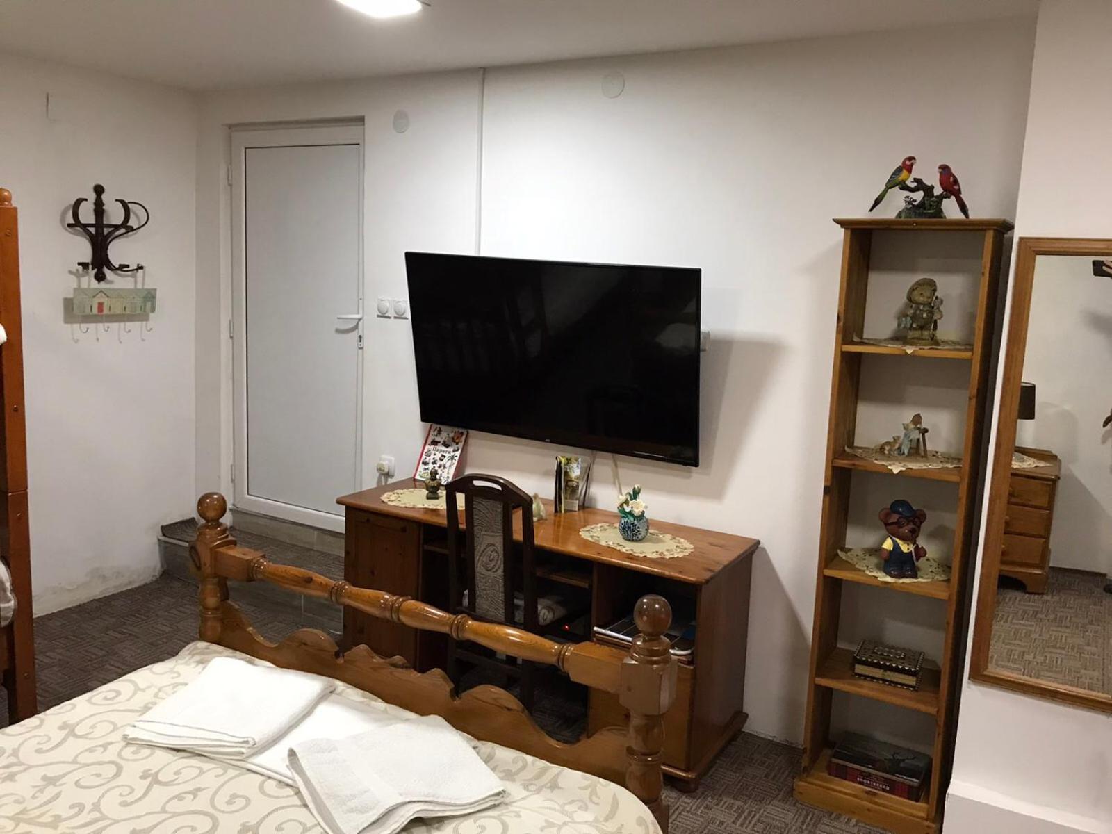 Family Room with Private Bathroom photo 2
