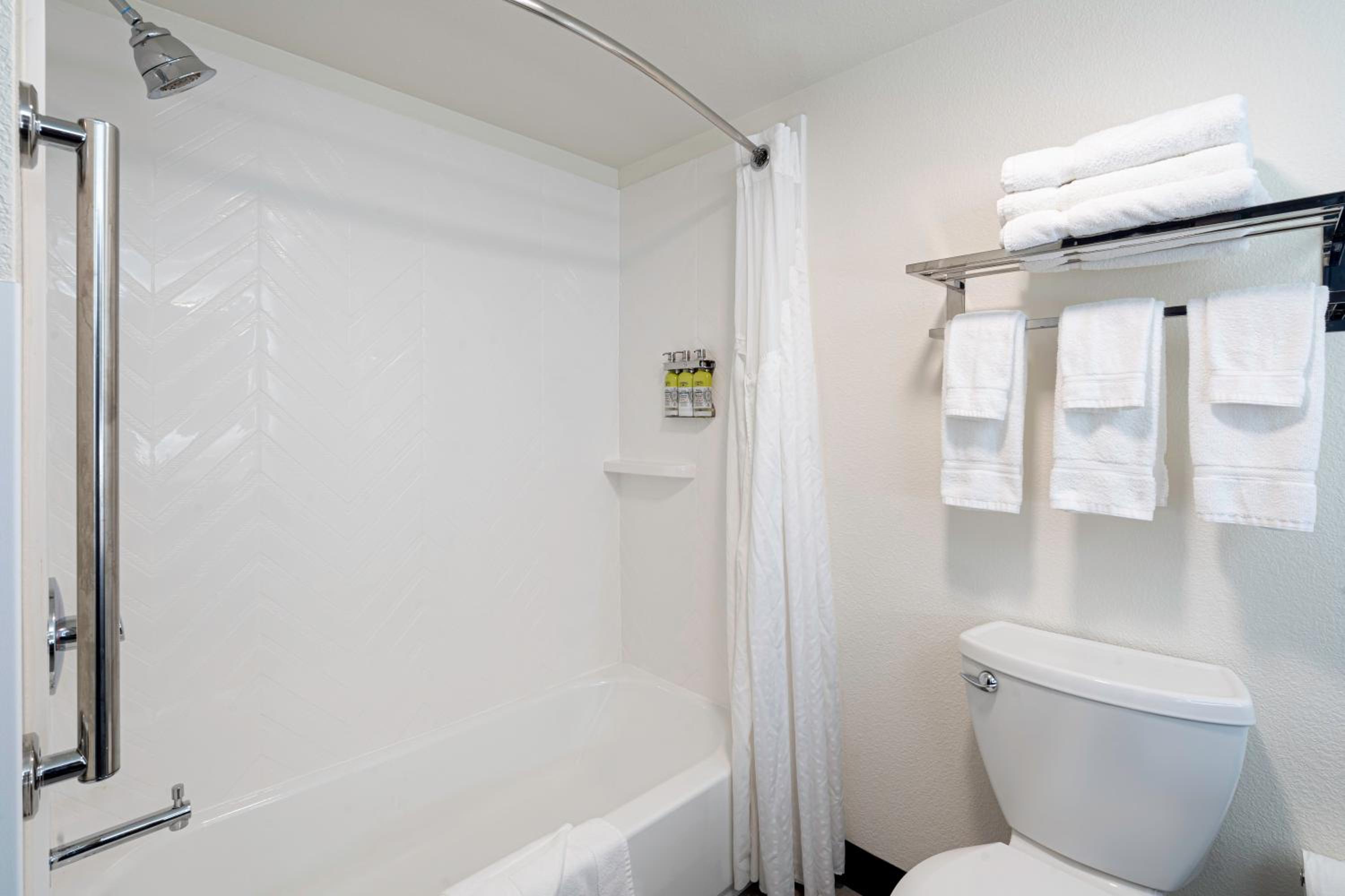 Standard Queen Room with Two Queen Beds - Photo 9