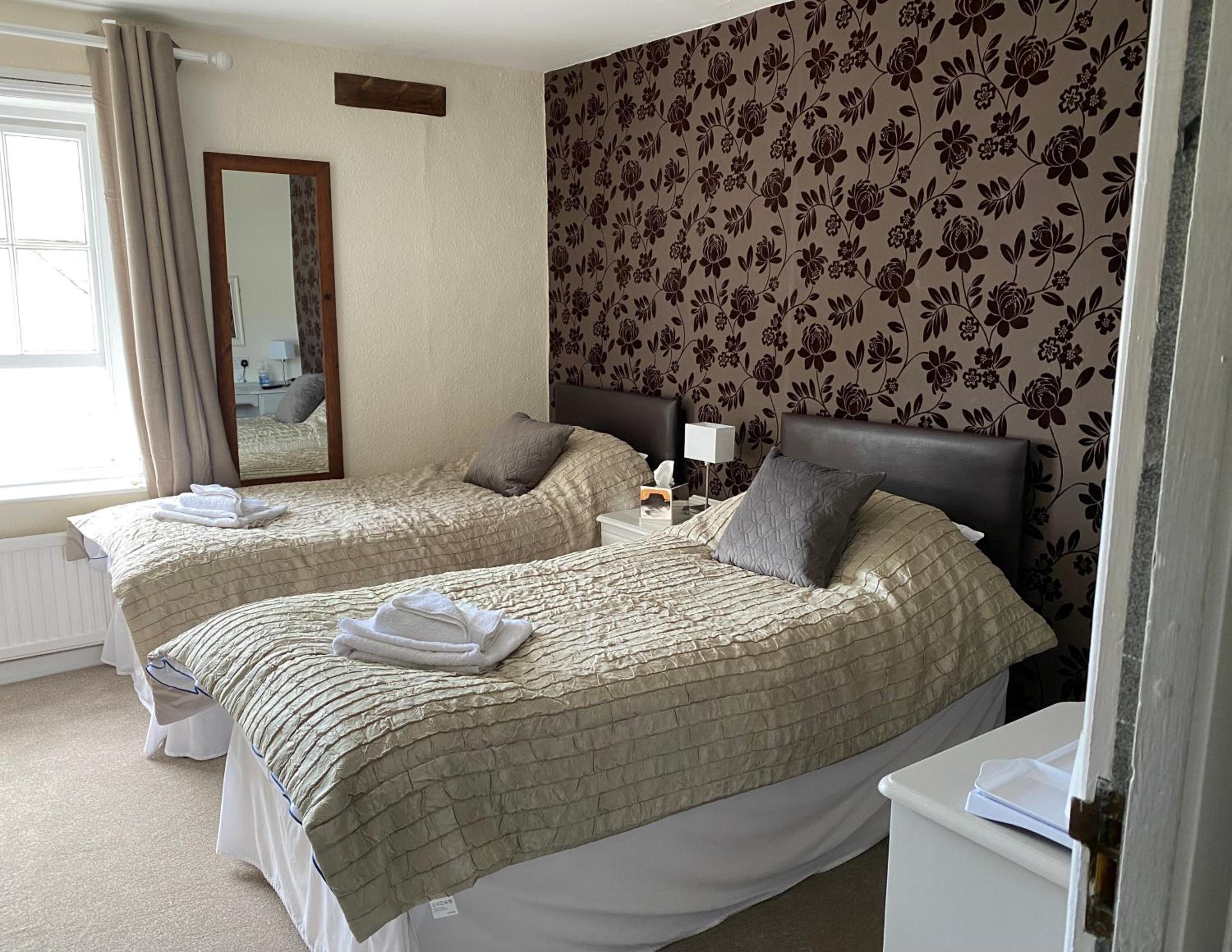 Twin Room with Private Bathroom photo 3