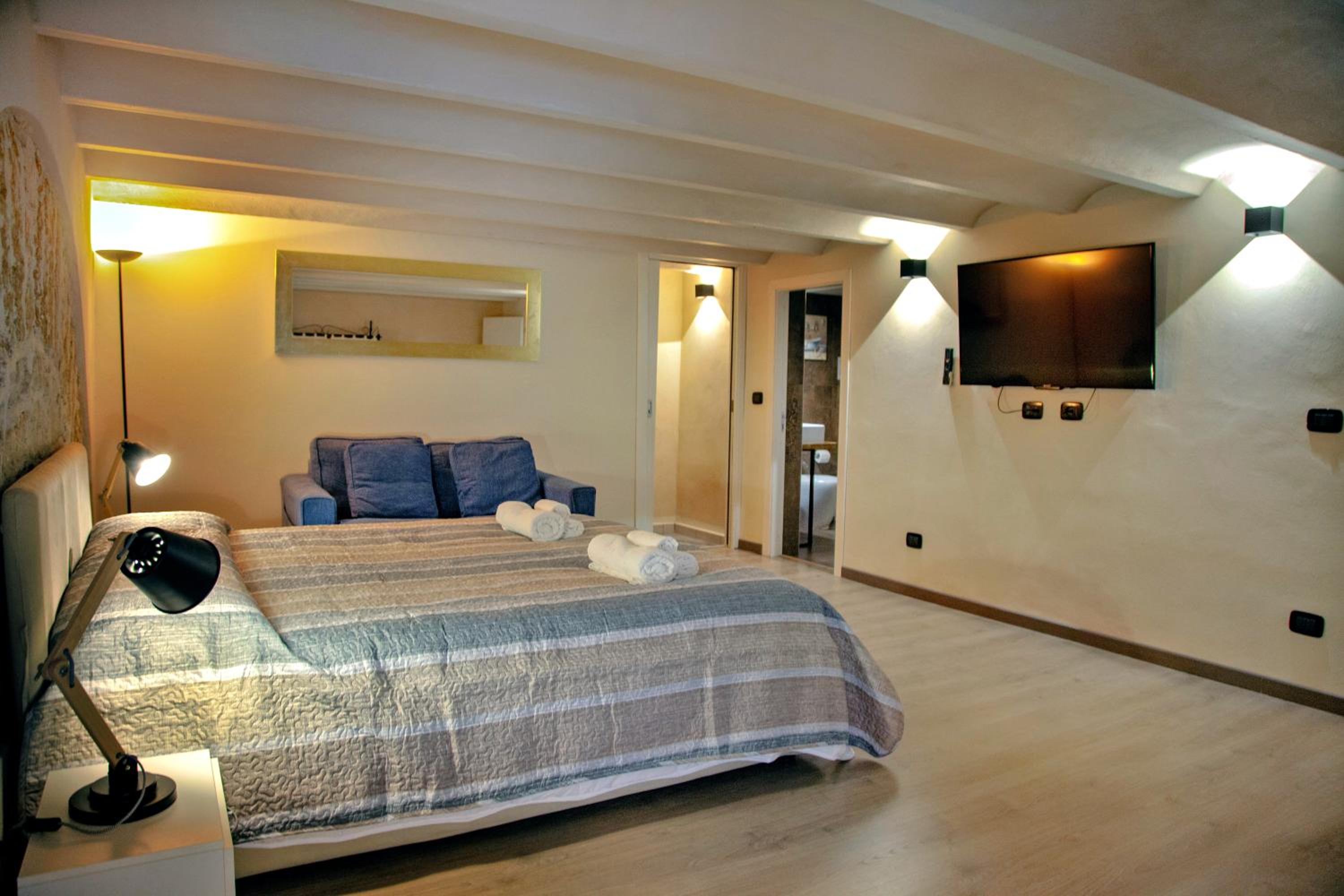 Family Room - Photo 8