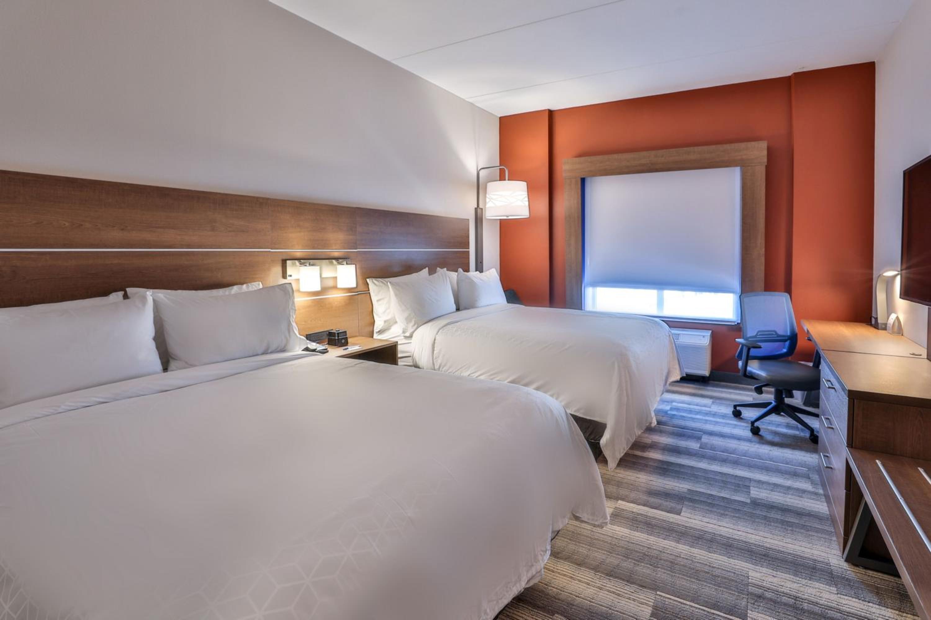 Standard Queen Room with Two Queen Beds - Extra Floor Space - Photo 6