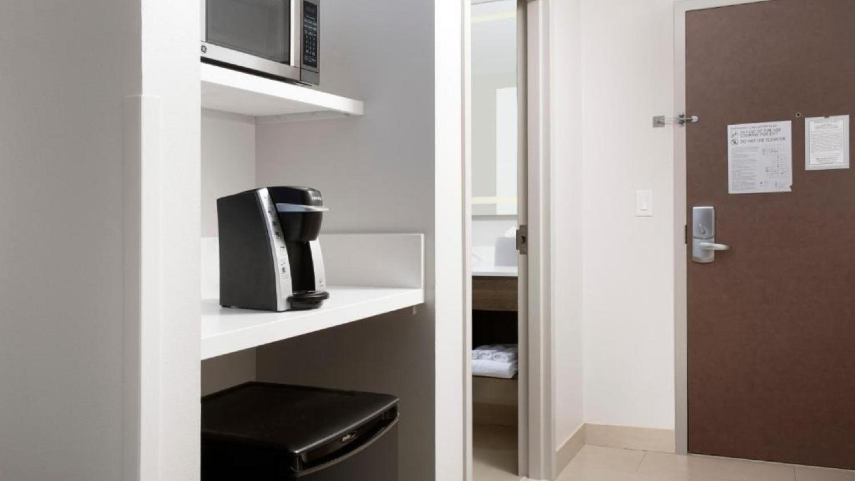 Standard King Room - Photo 18