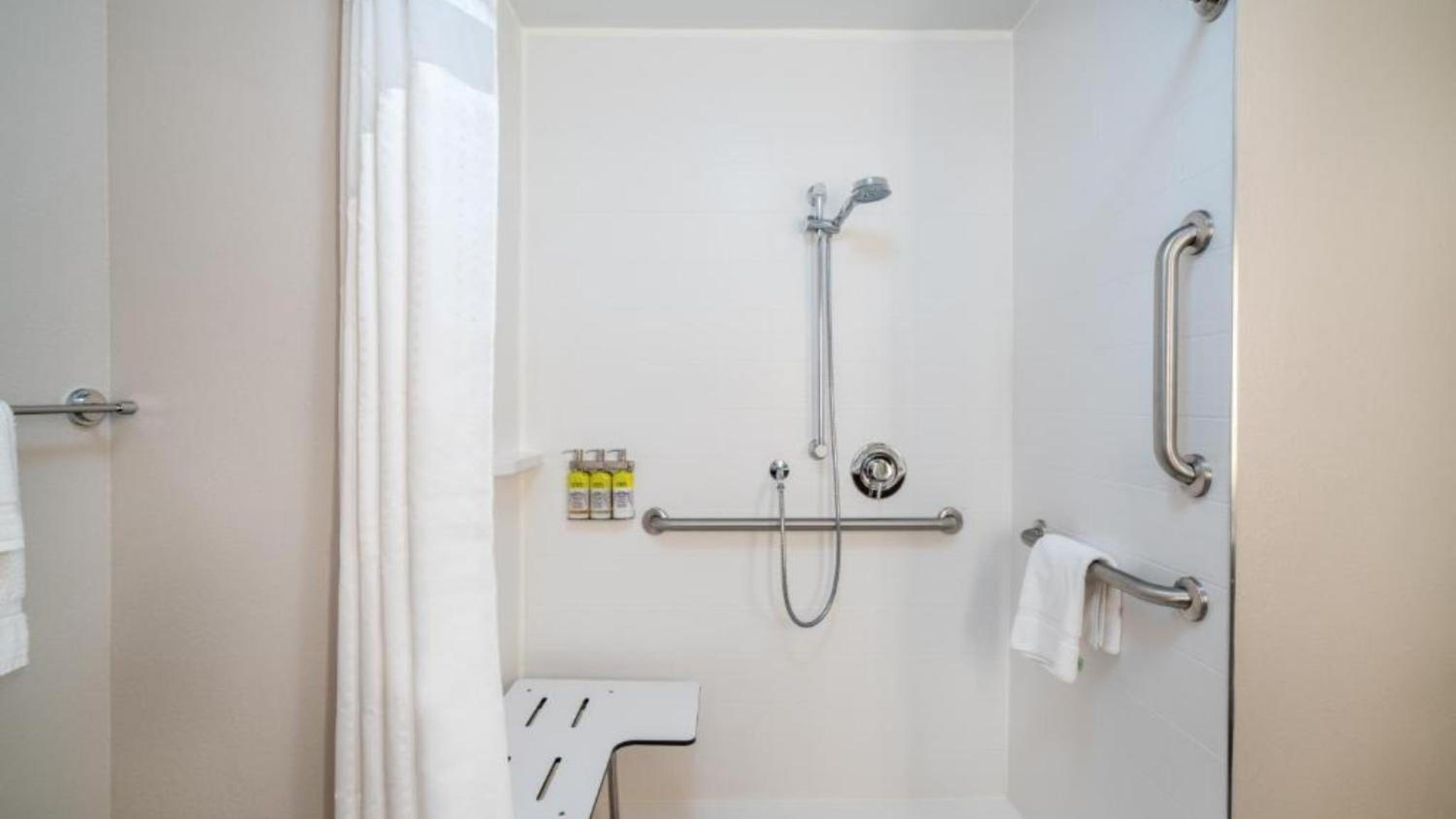Standard Queen Room with Two Queen Beds - Extra Floor Space - Photo 9