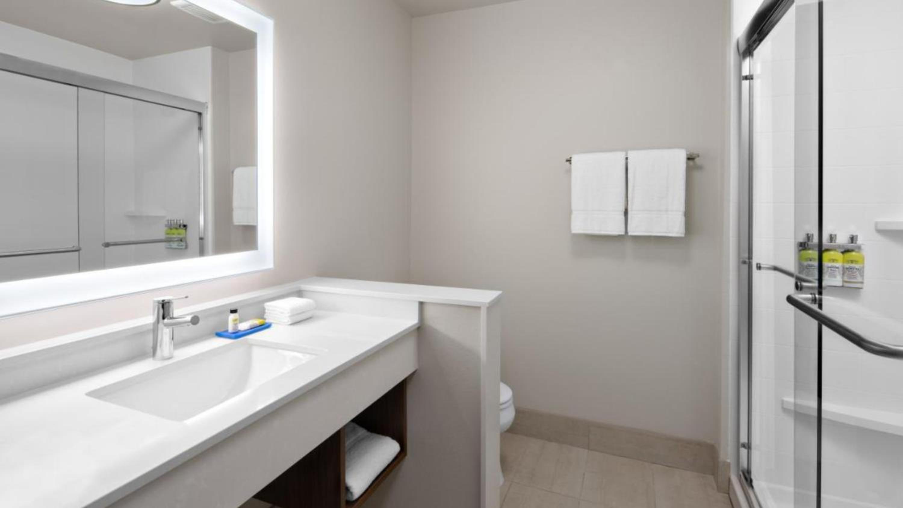 Standard King Room - Photo 12