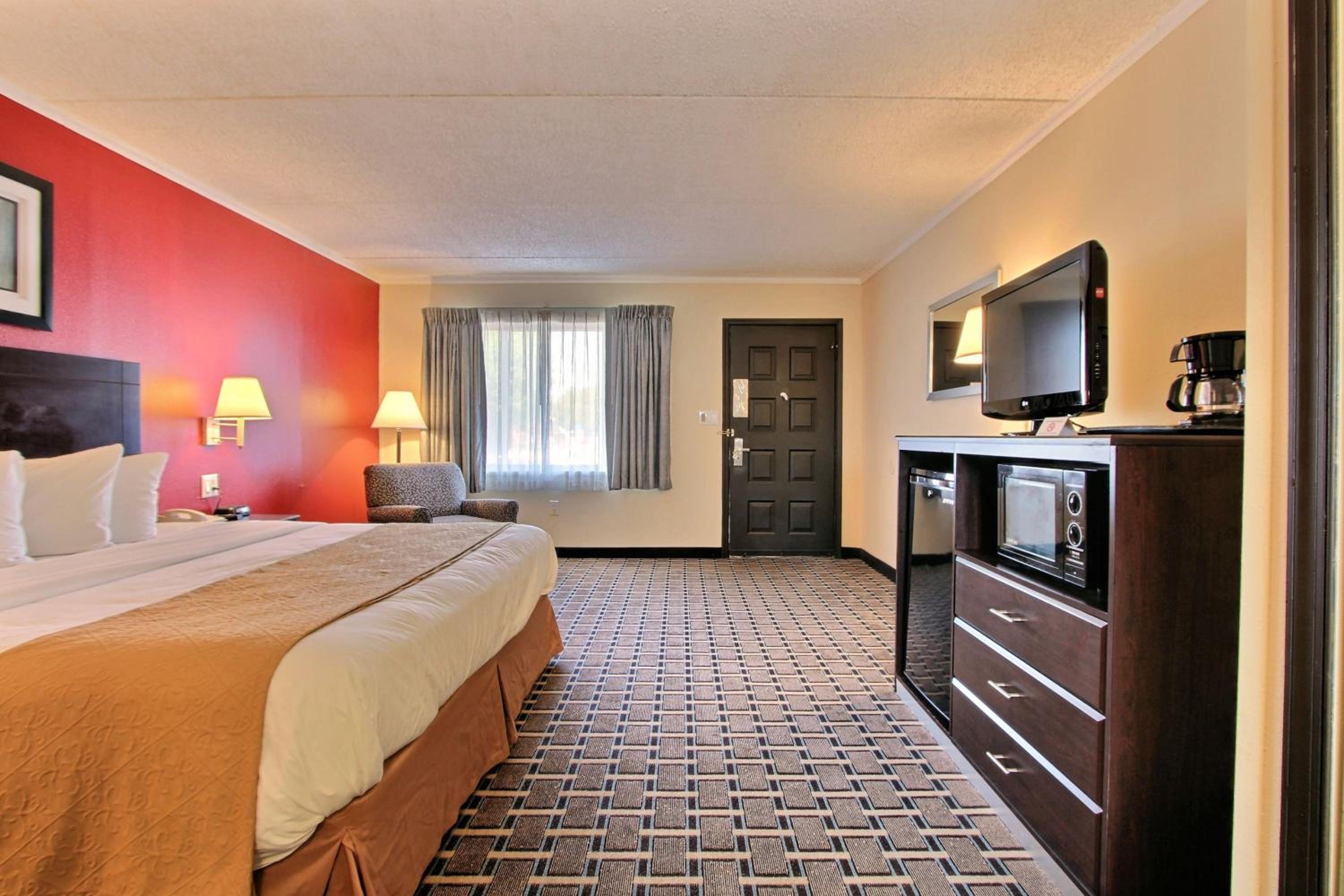 King Room - Non-Smoking - Photo 3