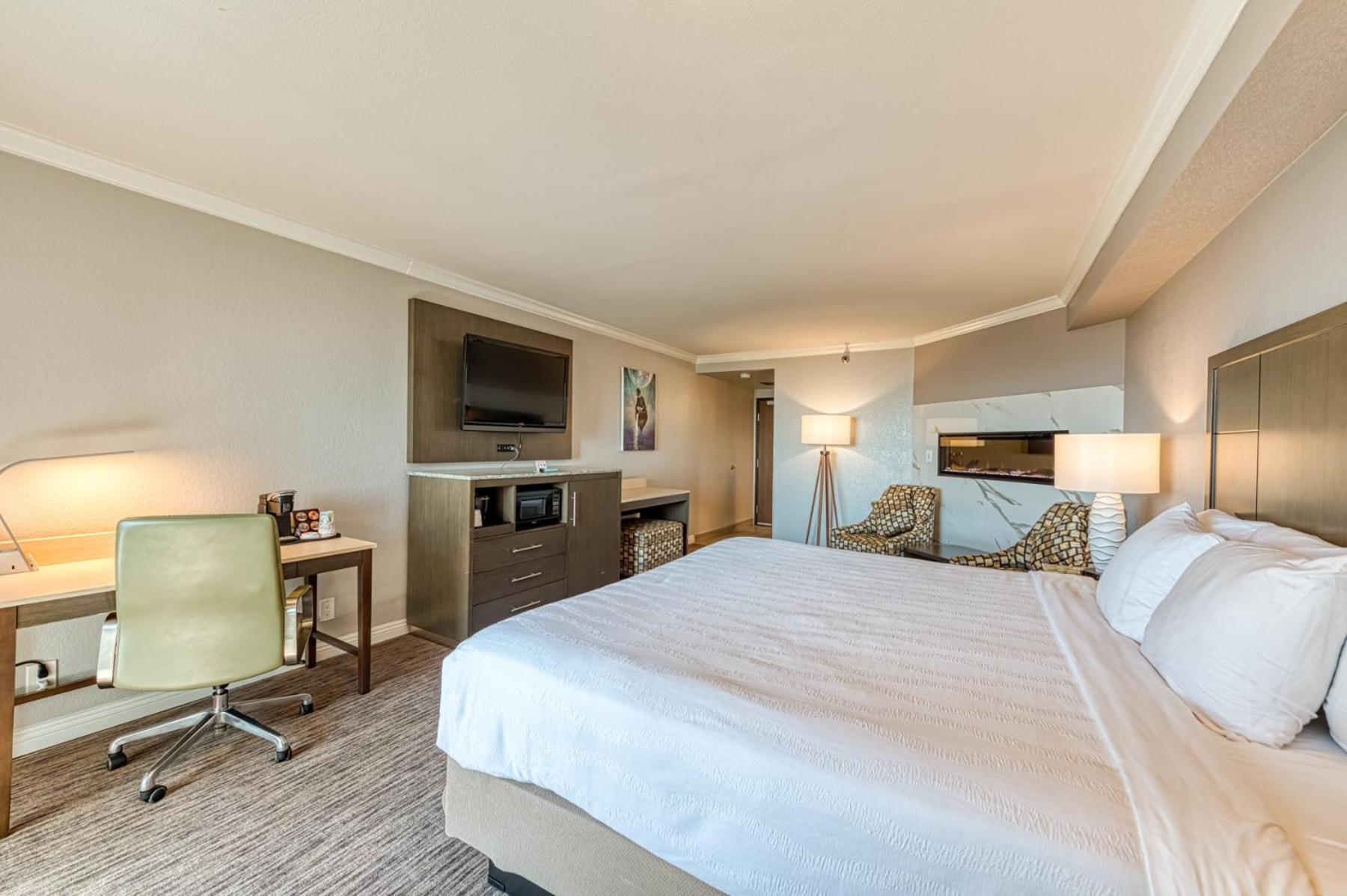 Standard King Room with Balcony and Fireplace - Non Smoking - Photo 10