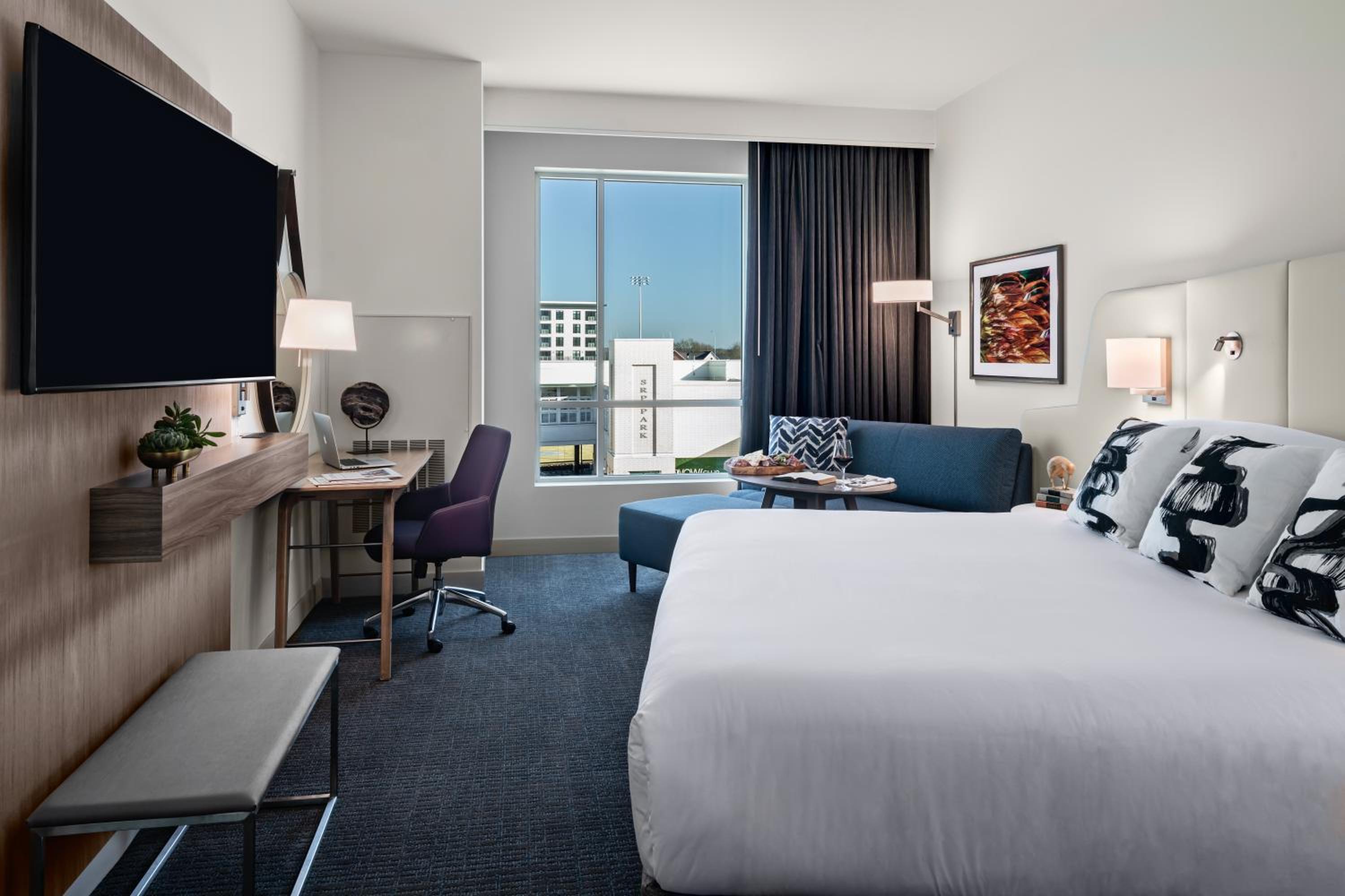 Standard King Room with Mobility Accessible Tub