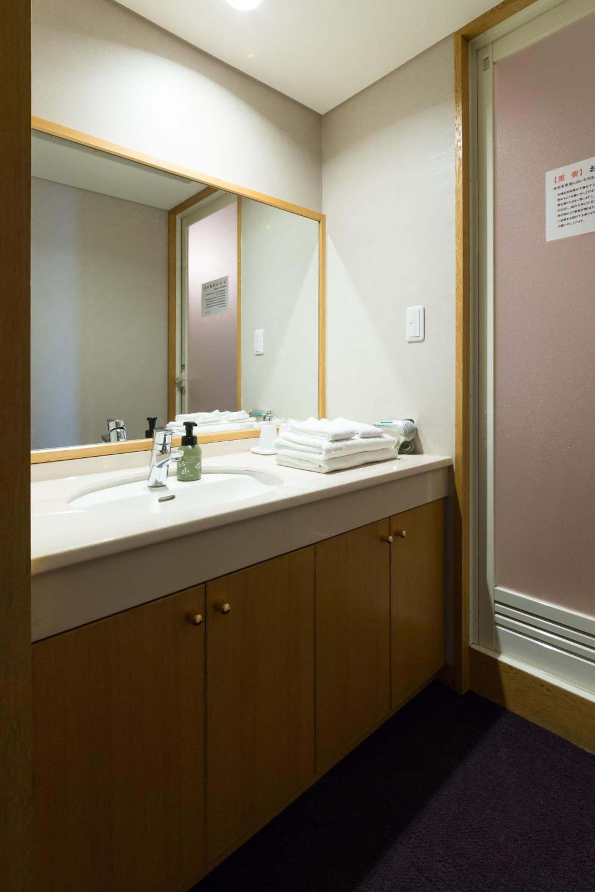Deluxe Twin Room - Non-Smoking - Photo 8
