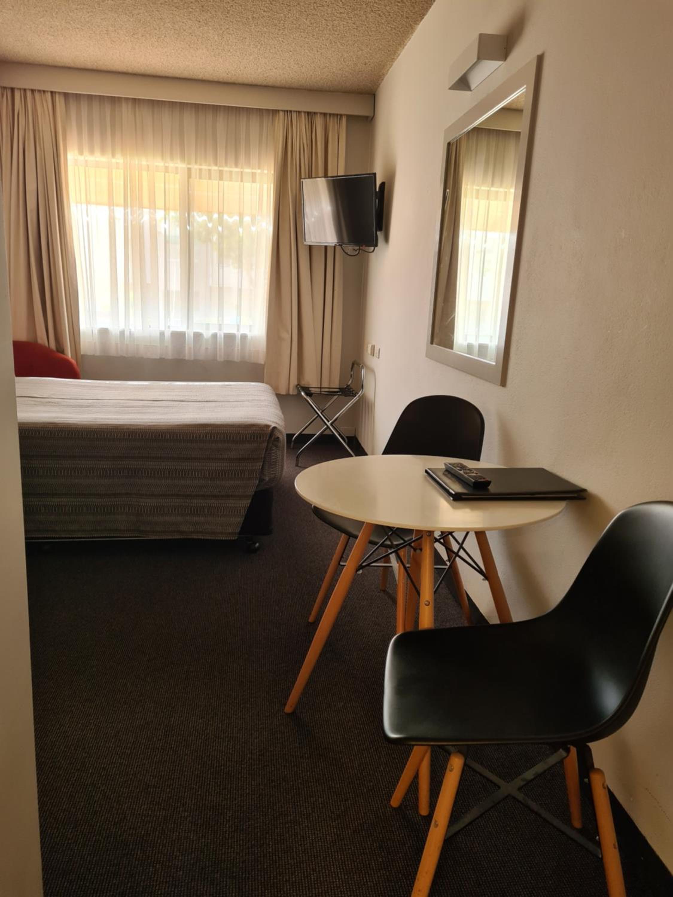 Queen Room photo 2
