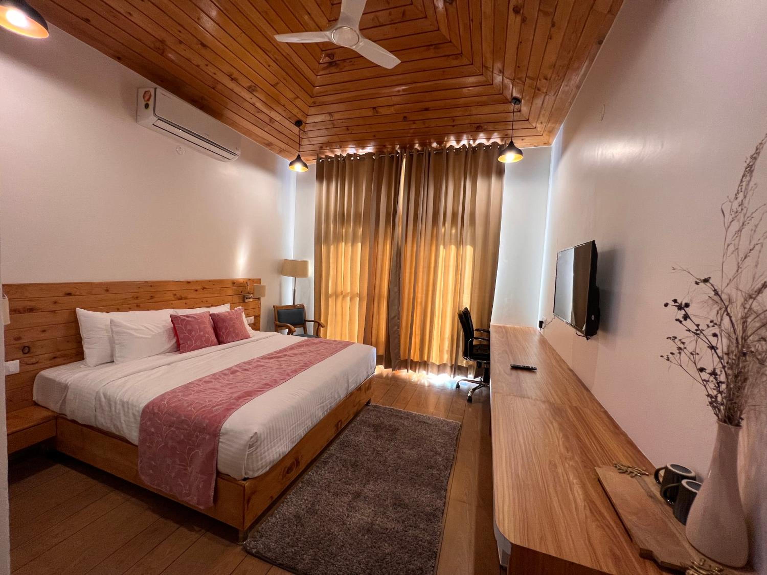 King Room with Mountain View photo 2