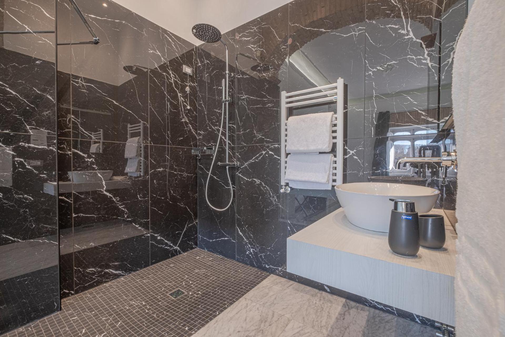 King Suite photo 3