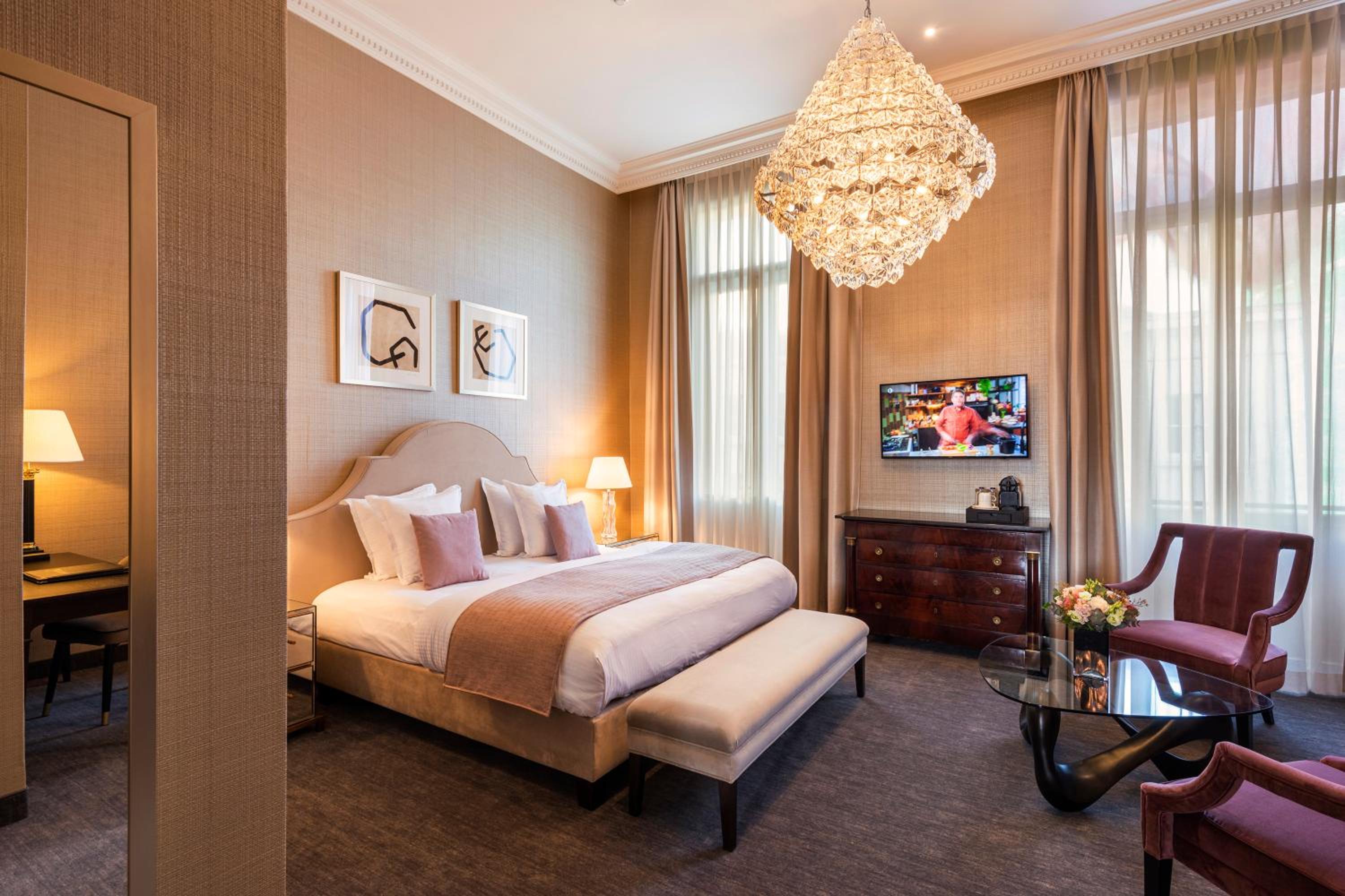 Luxury Suite - Photo 1