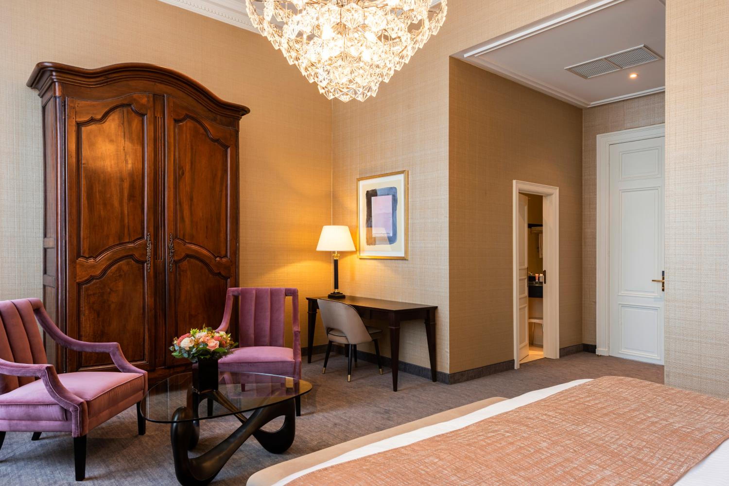 Luxury Suite - Photo 7