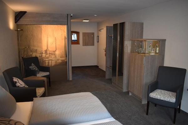 Deluxe Double Room (2 Adults + 1 Child) - Photo 14