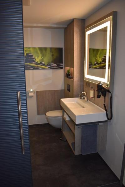 Deluxe Double Room (2 Adults + 1 Child) - Photo 9