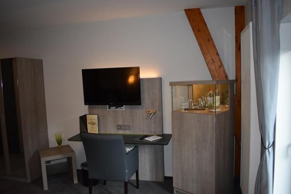 Deluxe Double Room (2 Adults + 1 Child) - Photo 7