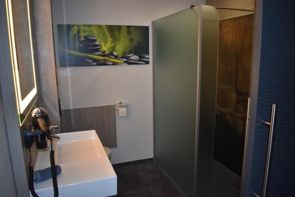 Deluxe Double Room (2 Adults + 1 Child) - Photo 10