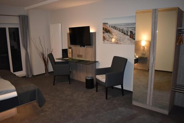Deluxe Double Room (2 Adults + 1 Child) - Photo 12