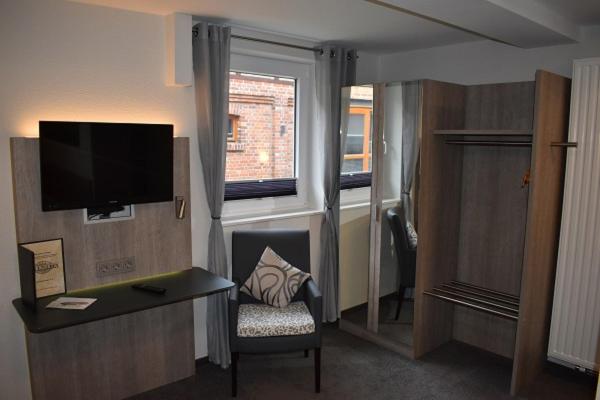 Deluxe Double Room (2 Adults + 1 Child) - Photo 1