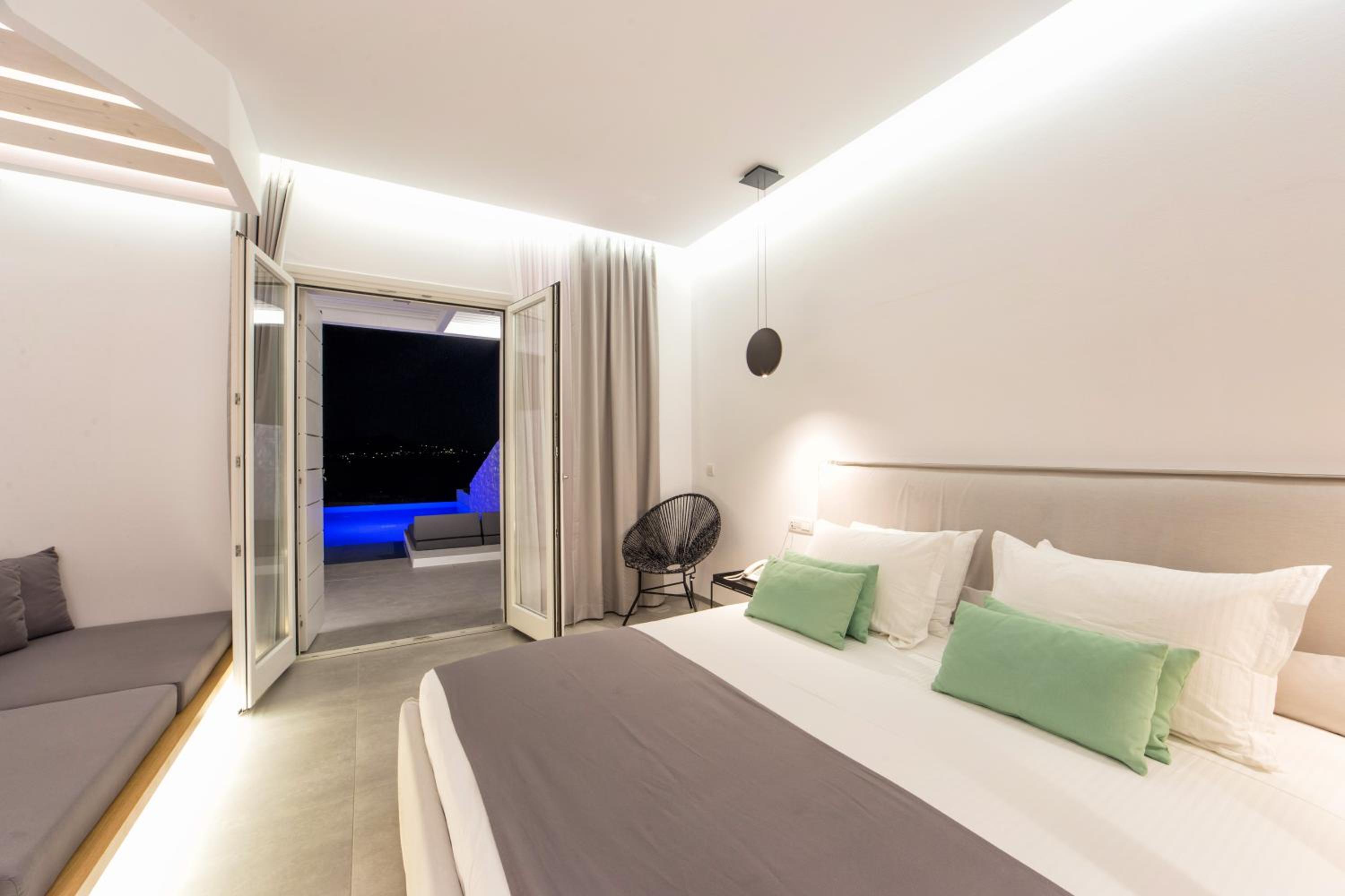 Superior Suite with Private Pool and Sea View - Photo 11