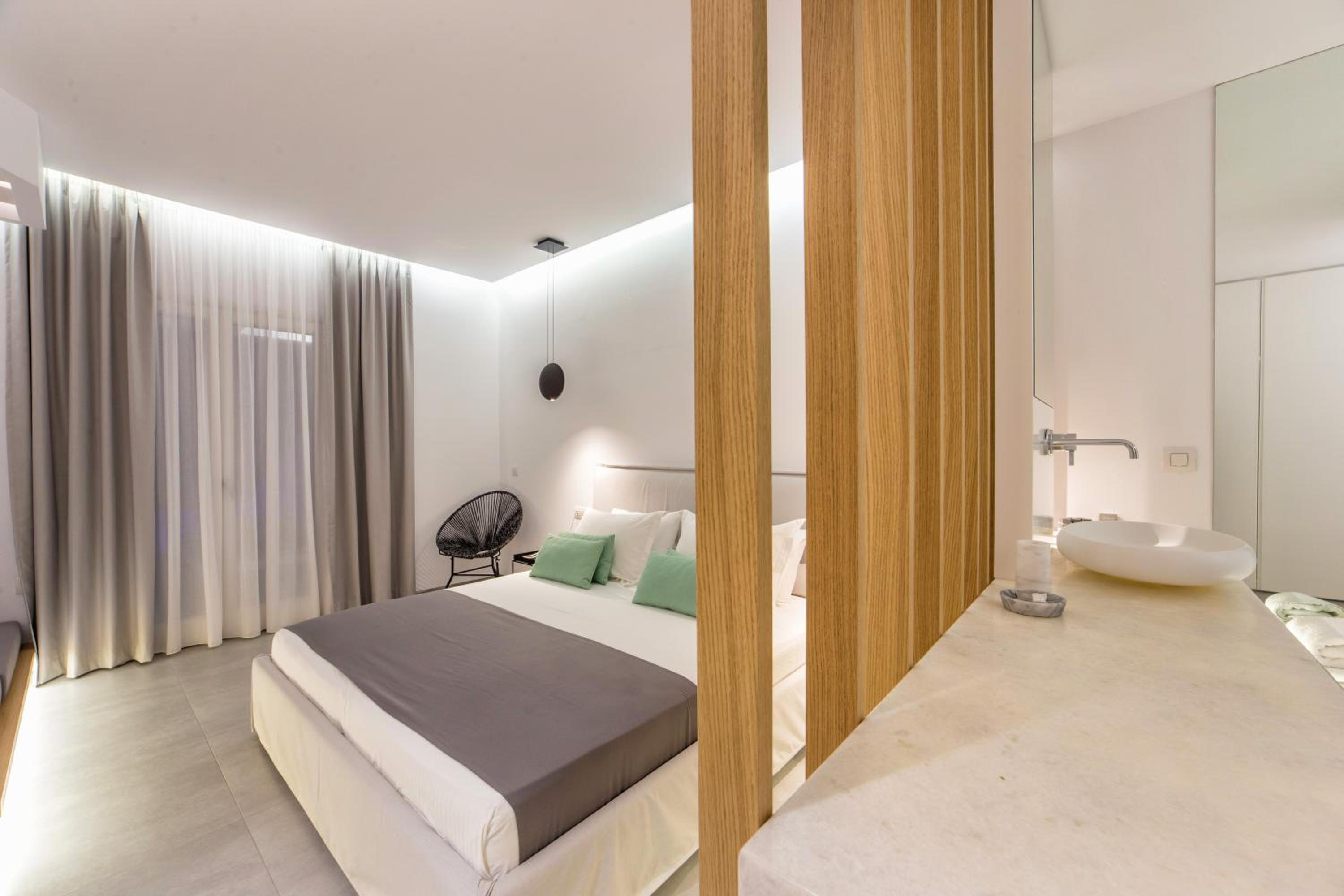 Superior Suite with Private Pool and Sea View - Photo 17