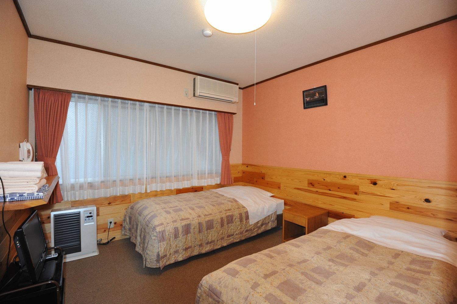 Twin Room with Private Bathroom photo 3