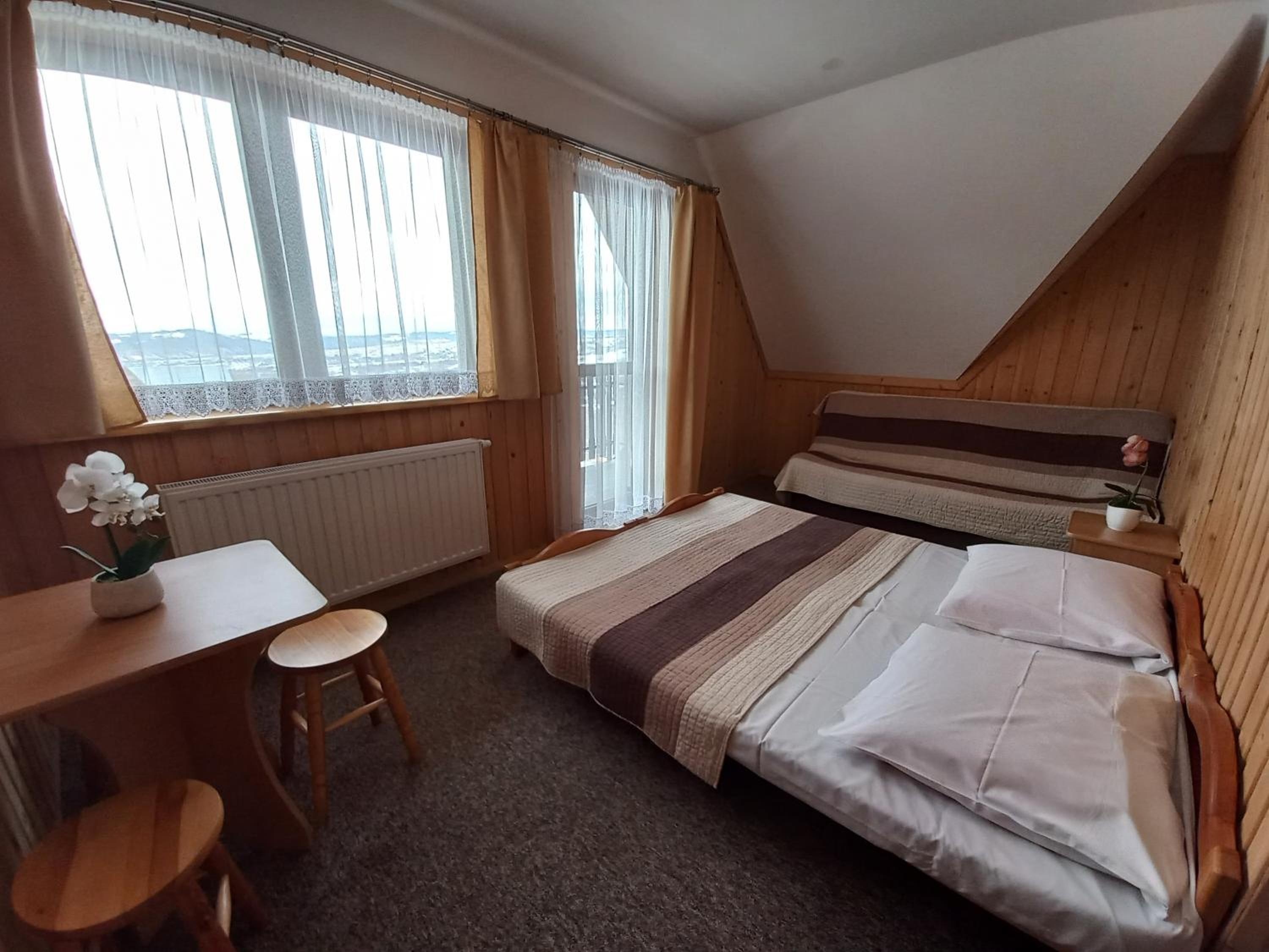 Quadruple Room with Private Bathroom - Photo 9