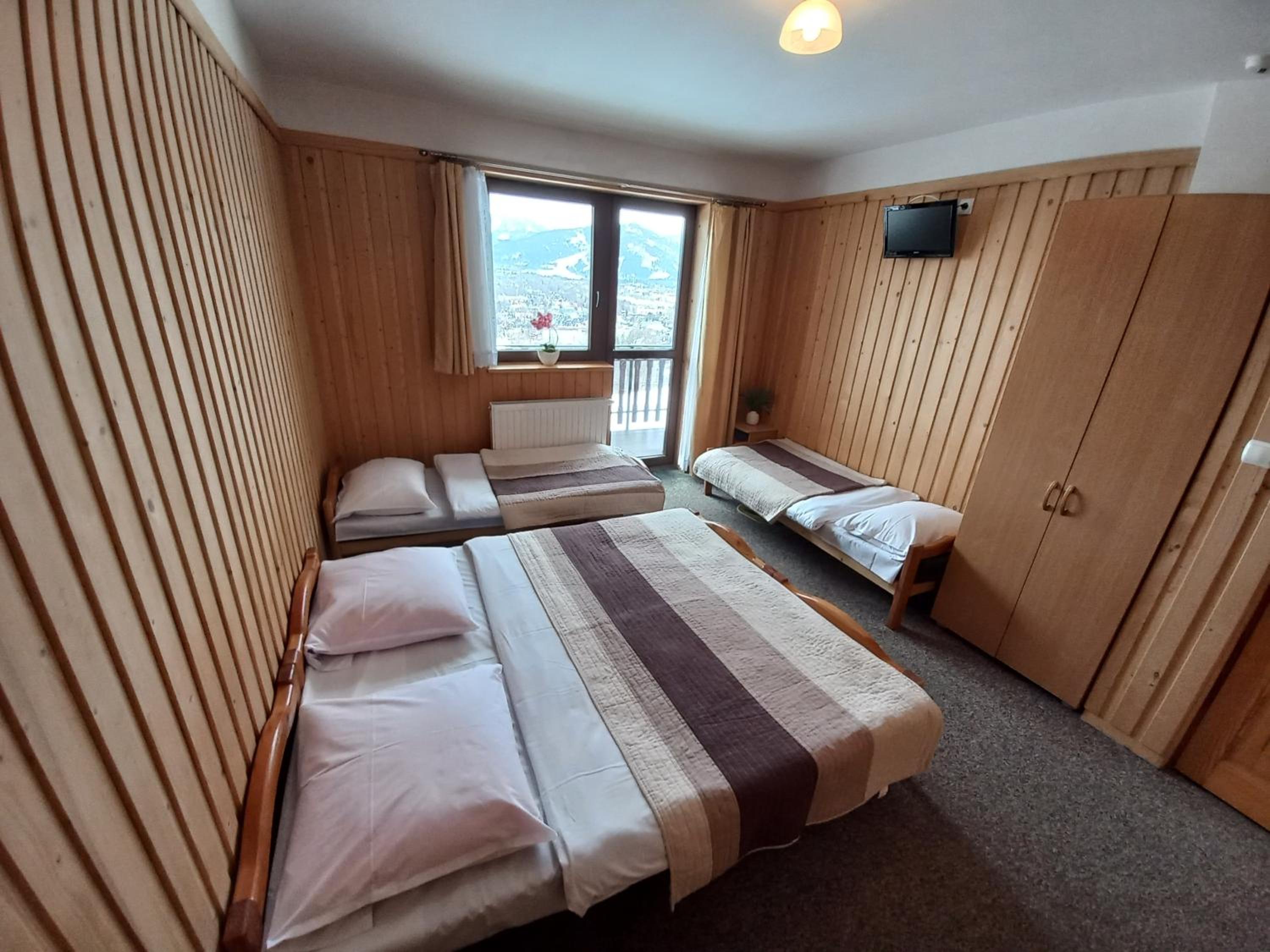 Quadruple Room with Private Bathroom - Photo 12
