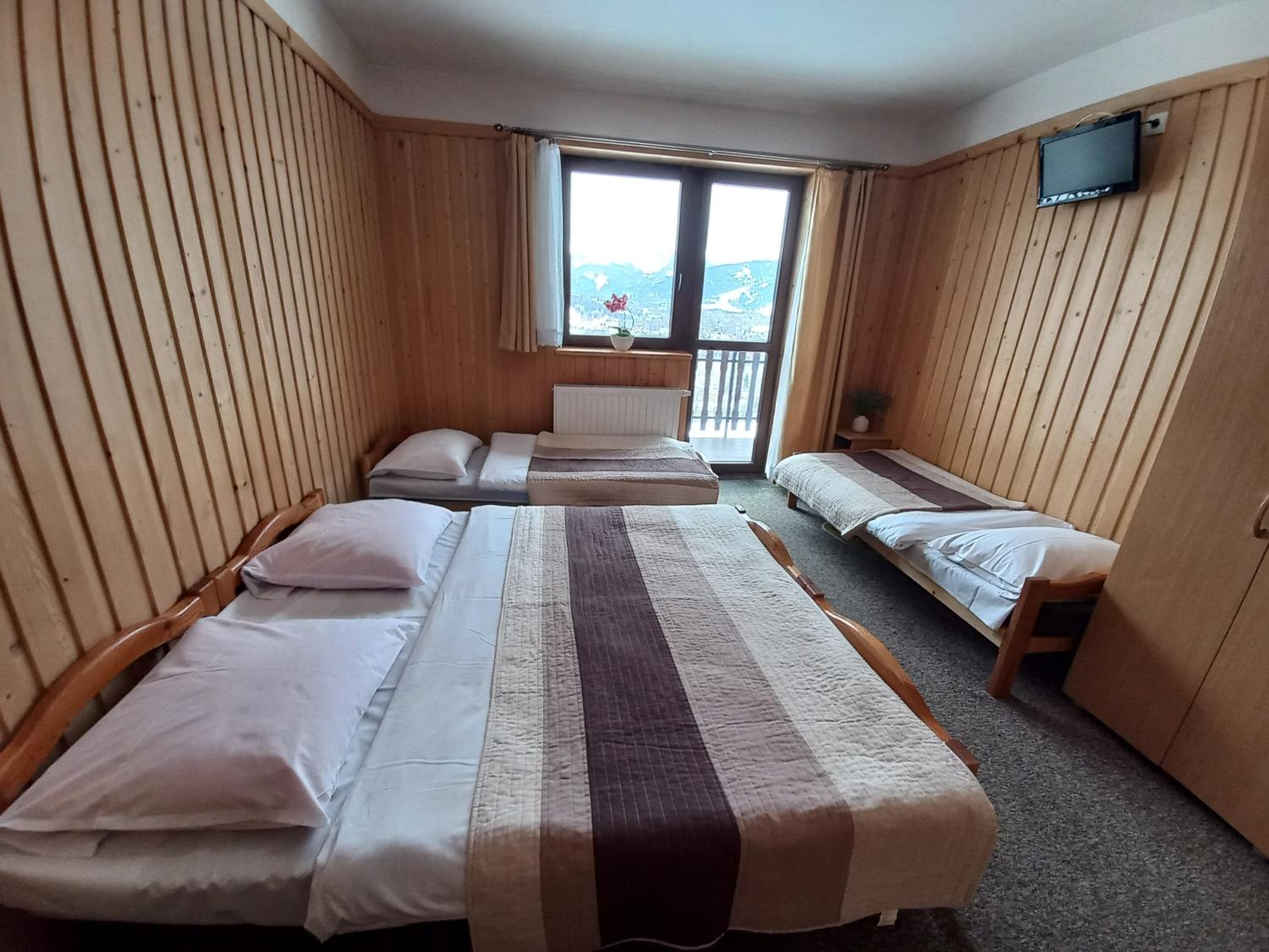 Quadruple Room with Private Bathroom - Photo 13