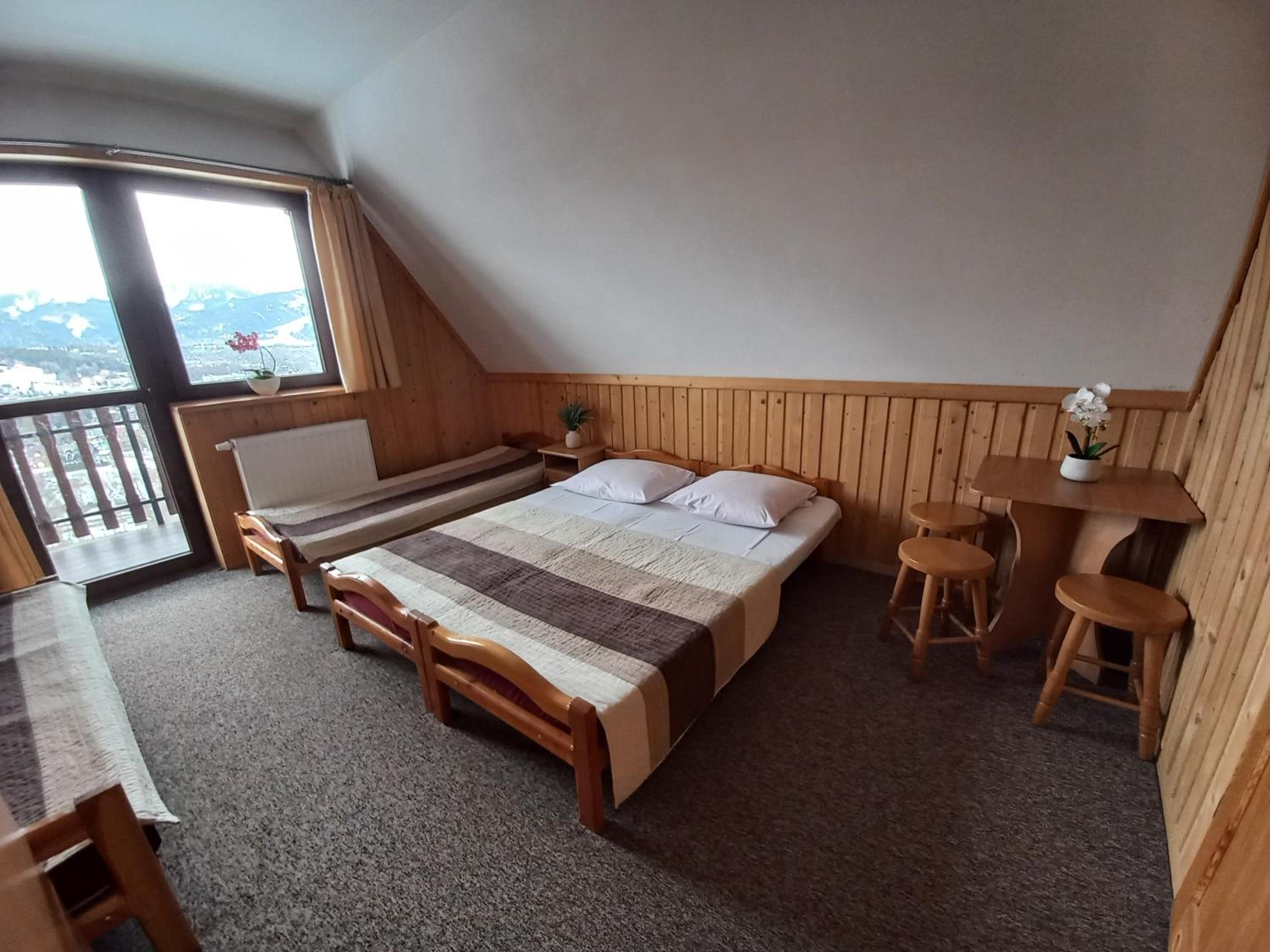Quadruple Room with Private Bathroom - Photo 14