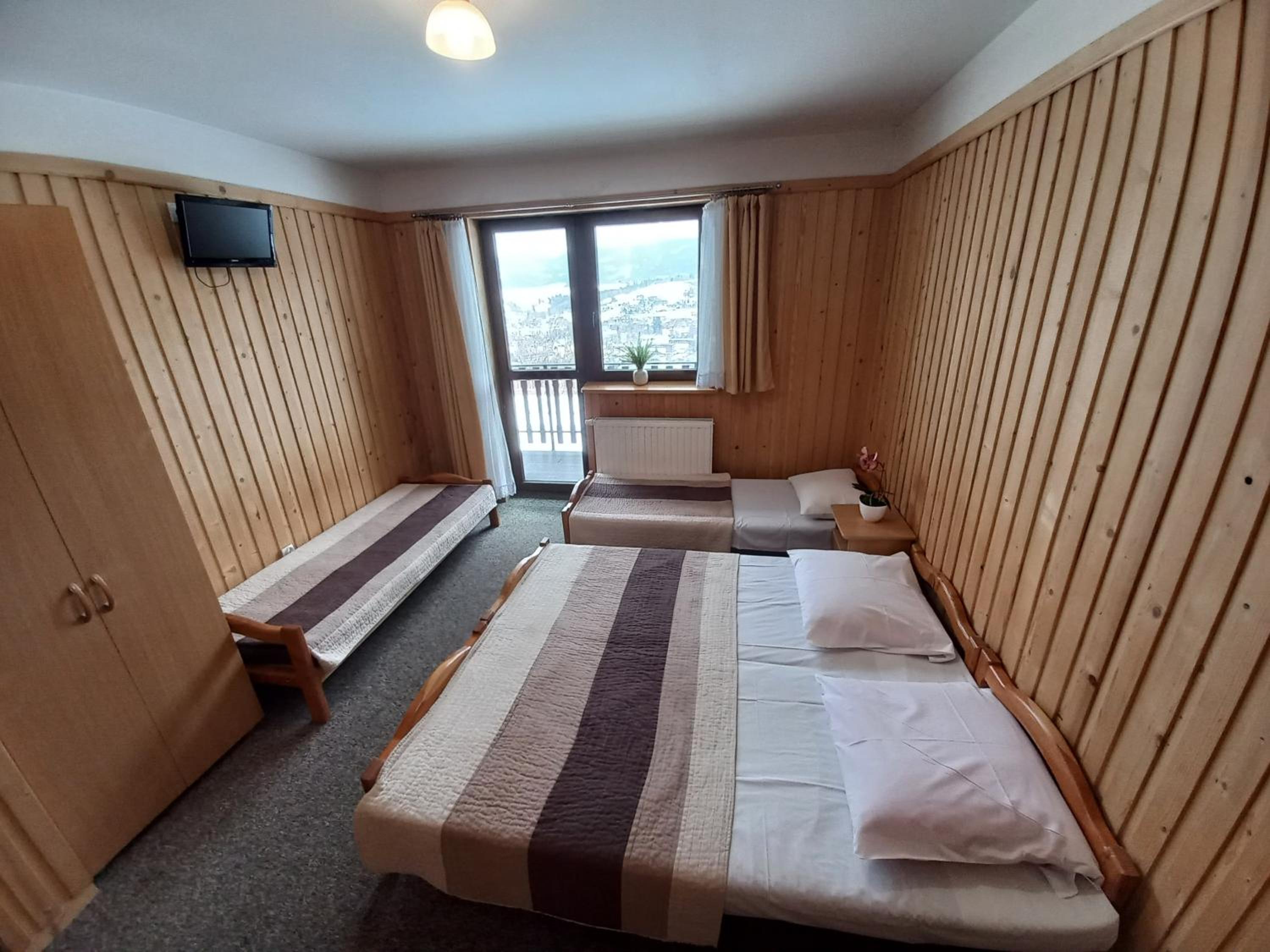 Quadruple Room with Private Bathroom - Photo 17