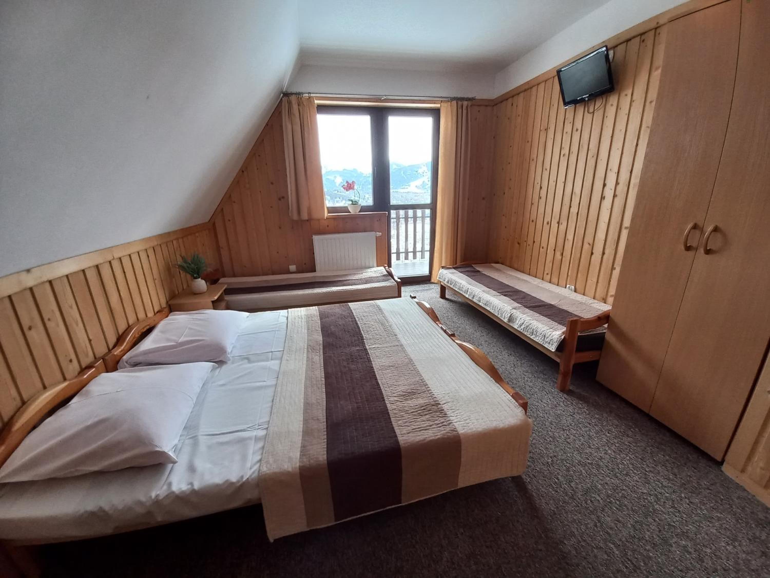 Quadruple Room with Private Bathroom - Photo 23